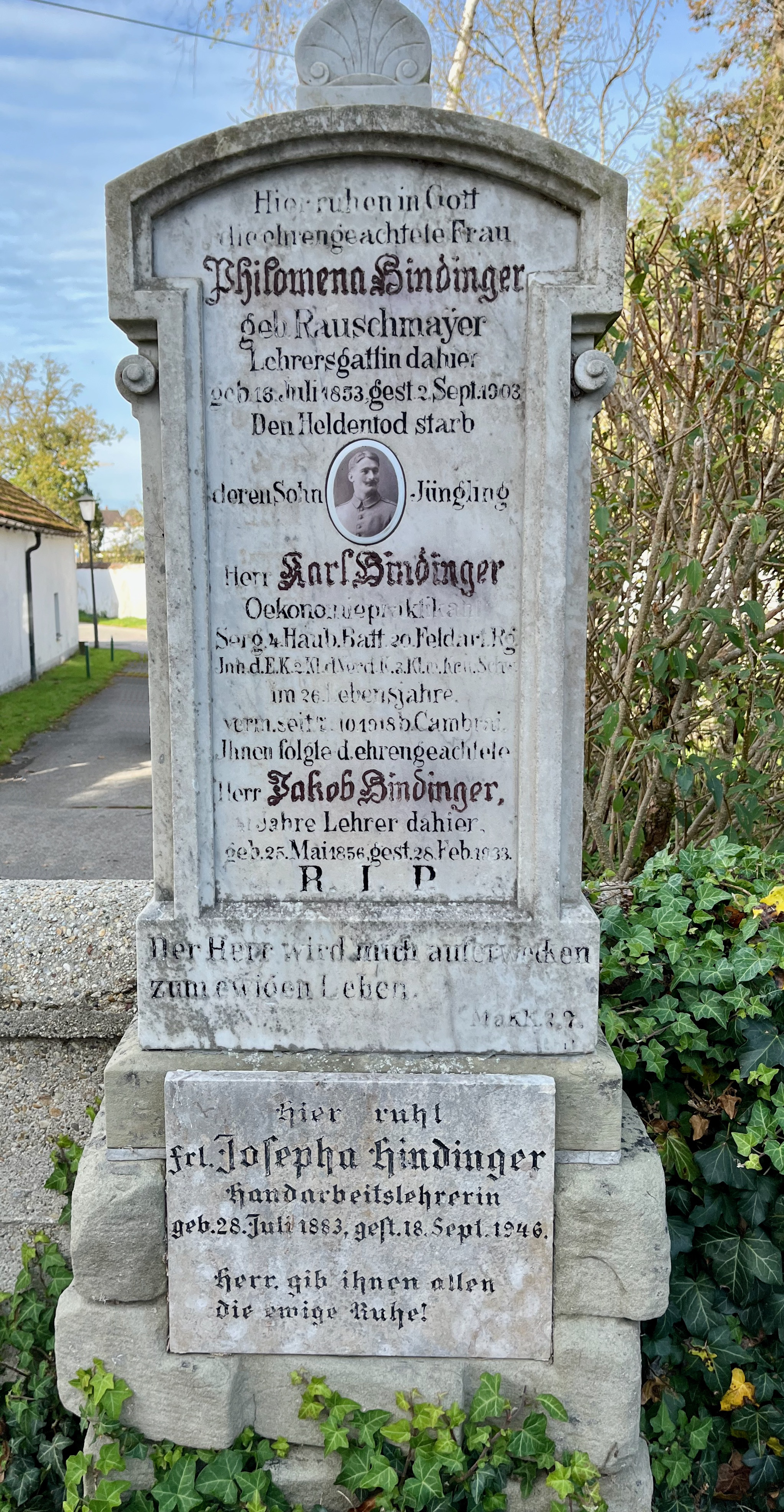 Grabstein der Familie Hindinger in Unterweikertshofen 