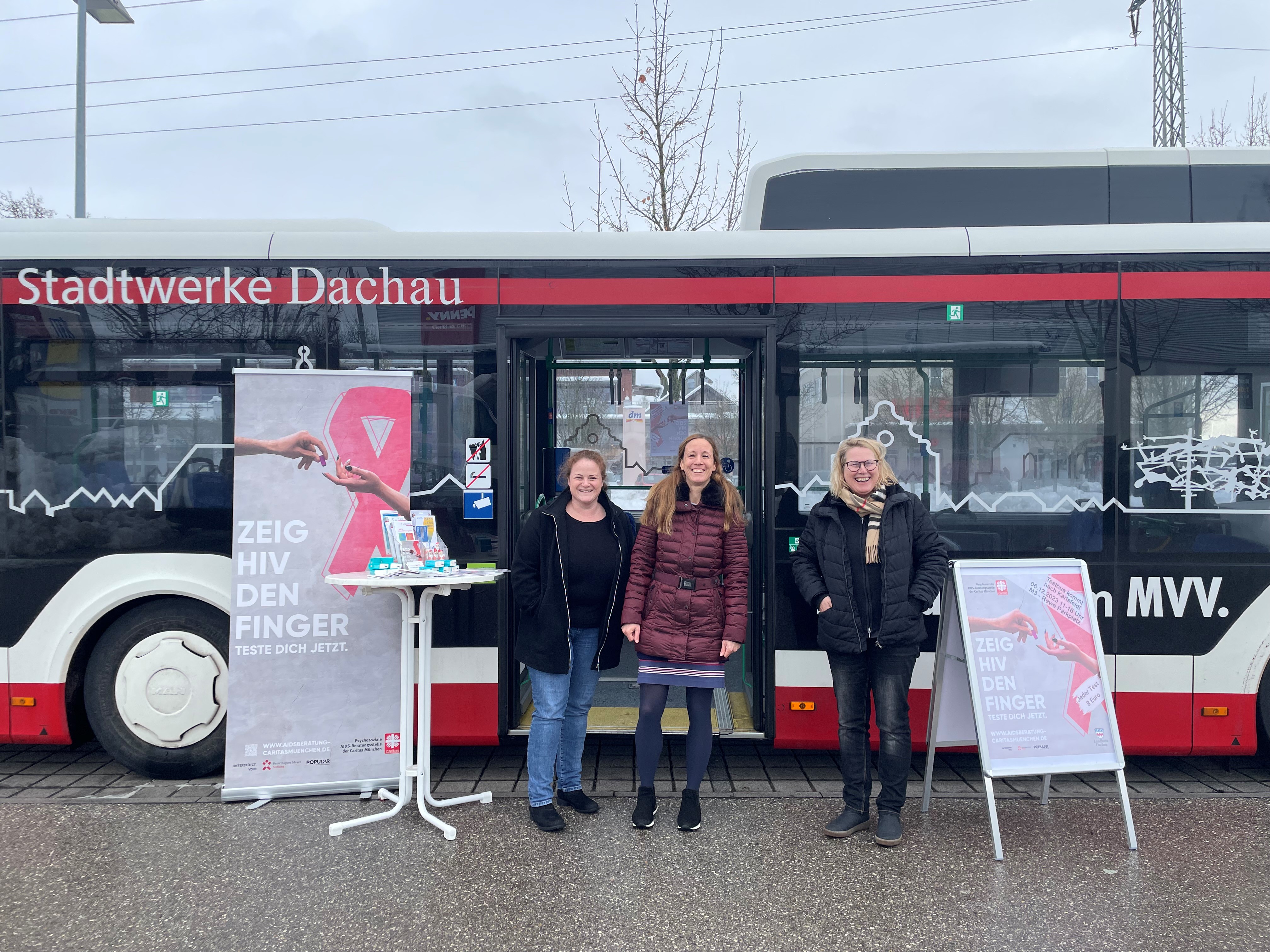 Corinna Klaus, Caritas AIDS-Beratung für Oberbayern, Christina Ritter und Elisabeth Bergemann vom Gesundheitsamt Dachau bei der HIV-Testaktion. Die Stadtwerke Dachau stellten kurzfristig einen Bus zur Verfügung.