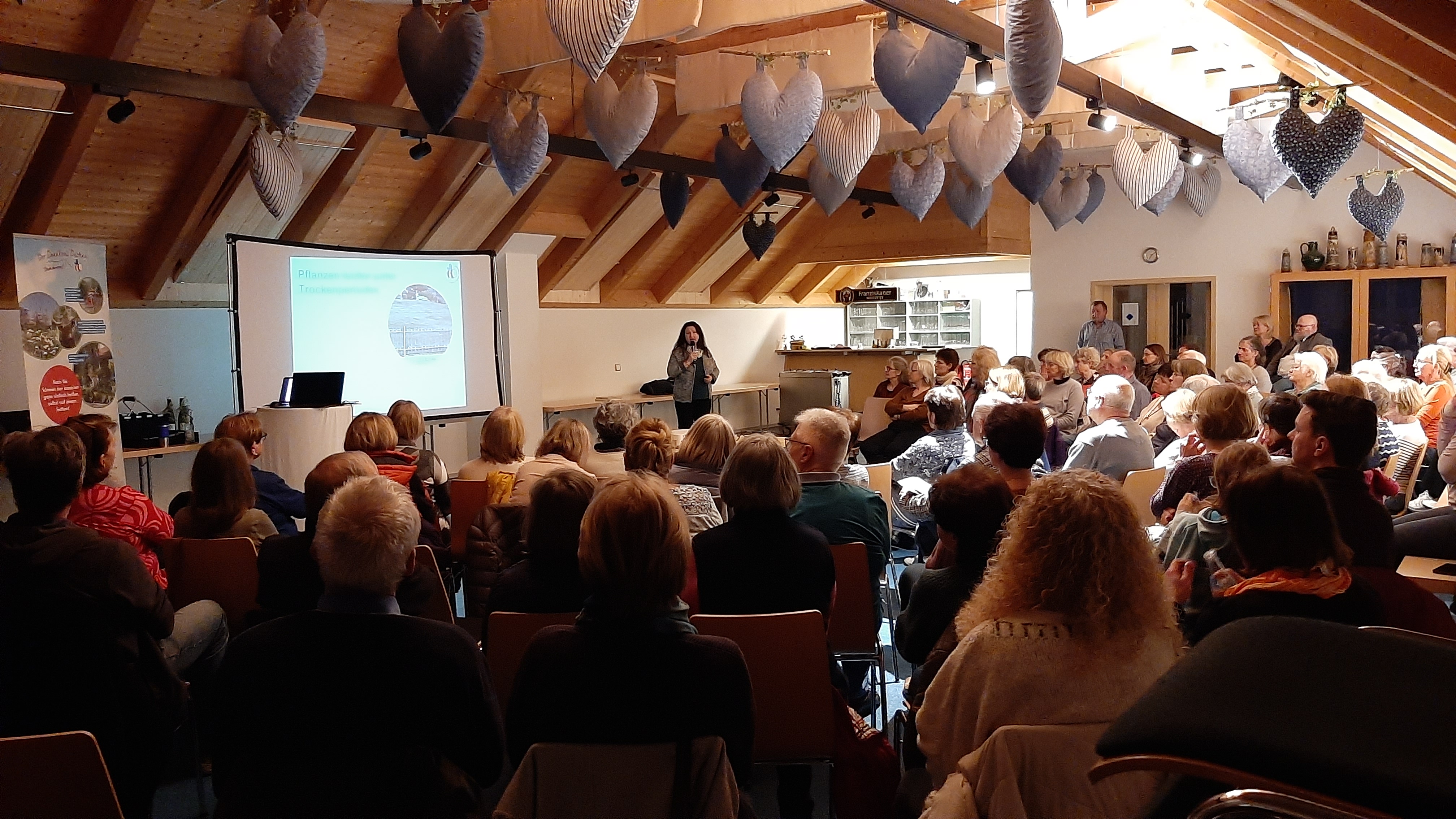 Viele Besucherinnen und Besucher beim Vortrag „Der Klimagarten“ in Pfaffenhofen an der Glonn