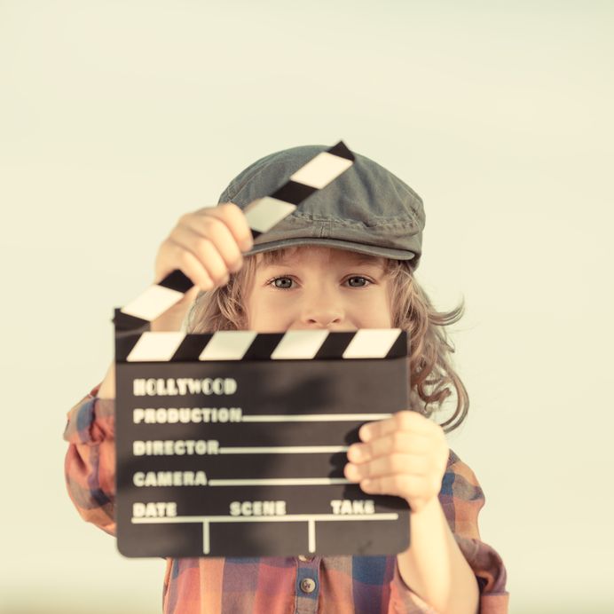 Kind mit einer Filmklappe