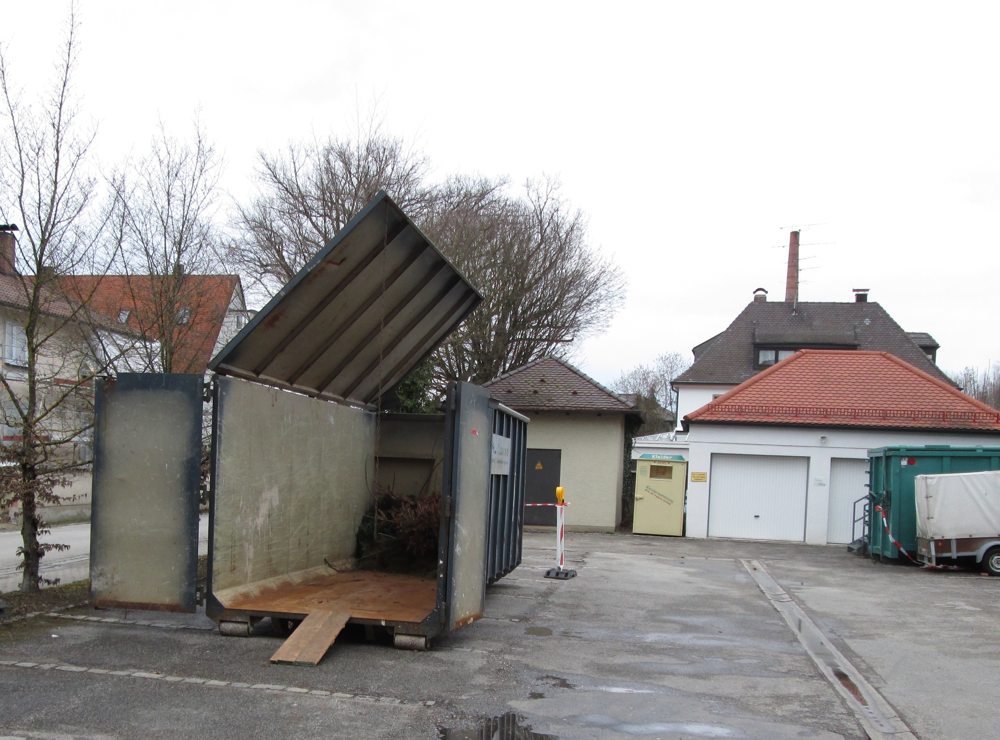 Container für Gartenabfälle am 24./25.03.2023 in Dachau