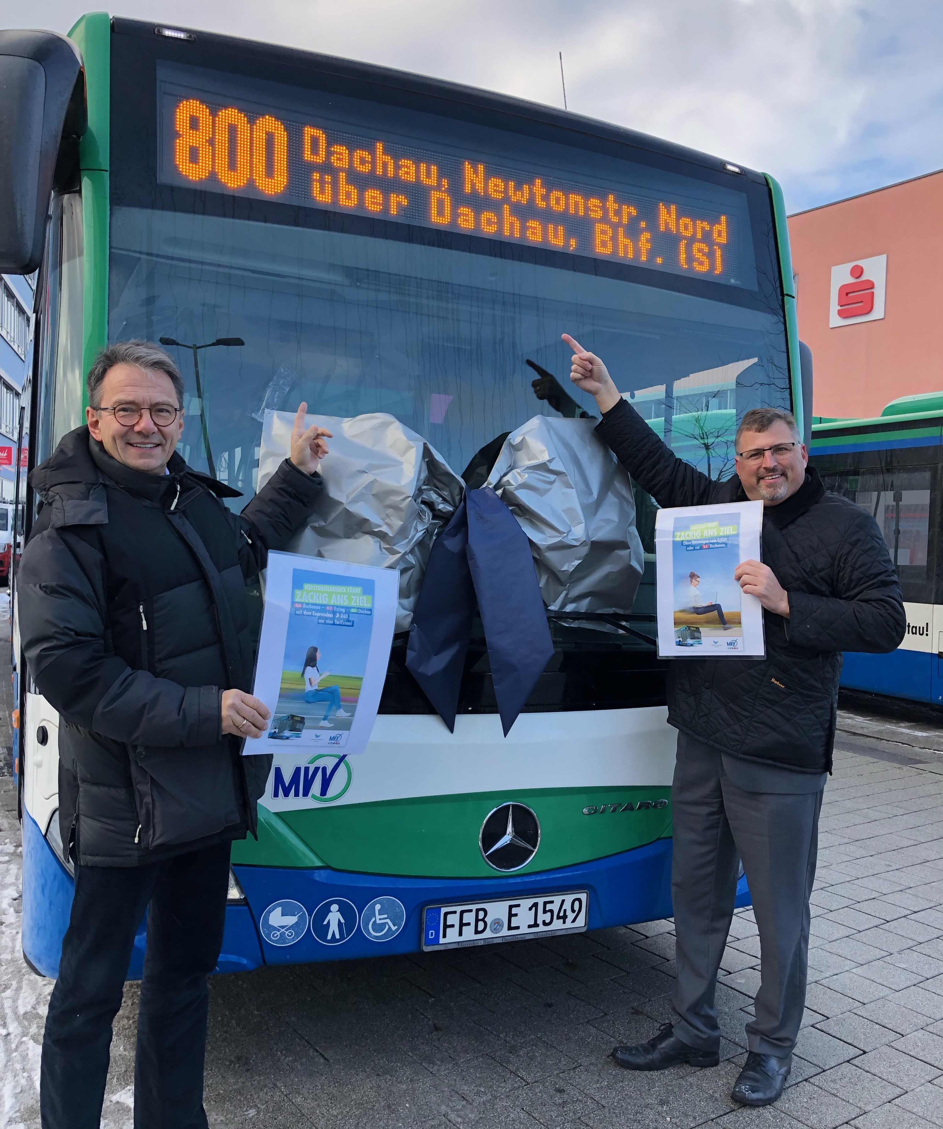 Der Dachauer Landrat Stefan Löwl und der Fürstenfeldbrucker Landrat Thomas Kamasin mit dem neuen Express Bus X800 von Buchenau nach Dachau