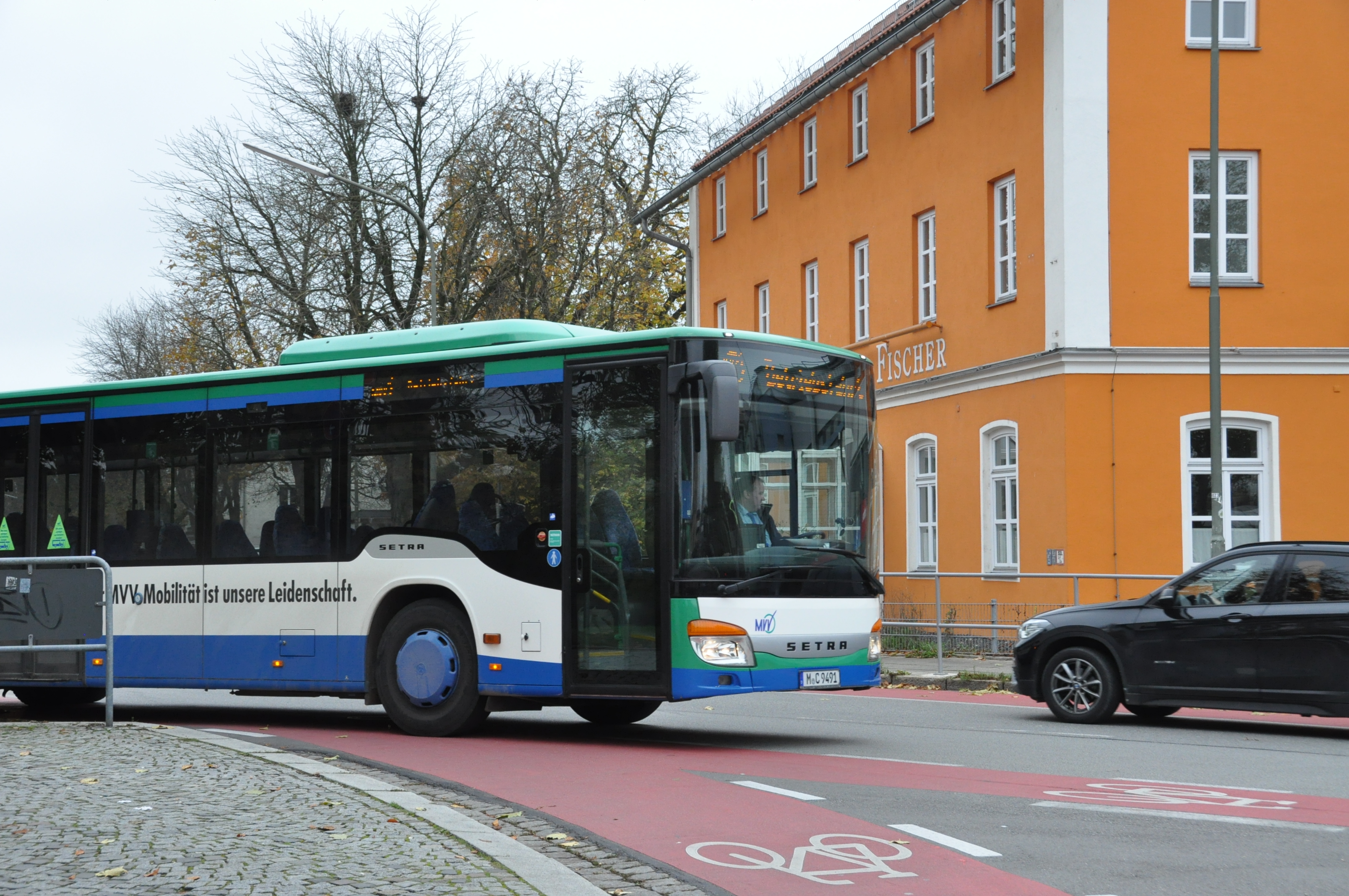 Beste Anbindung mit der Ringbuslinie X201 an S- und U-Bahn 