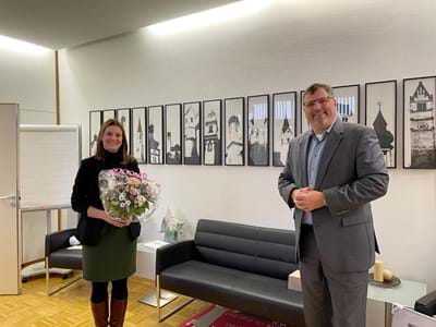 Landrat Stefan Löwl begrüßt Sophia Lang, Abteilungsleitung Kommunale Angelegenheiten