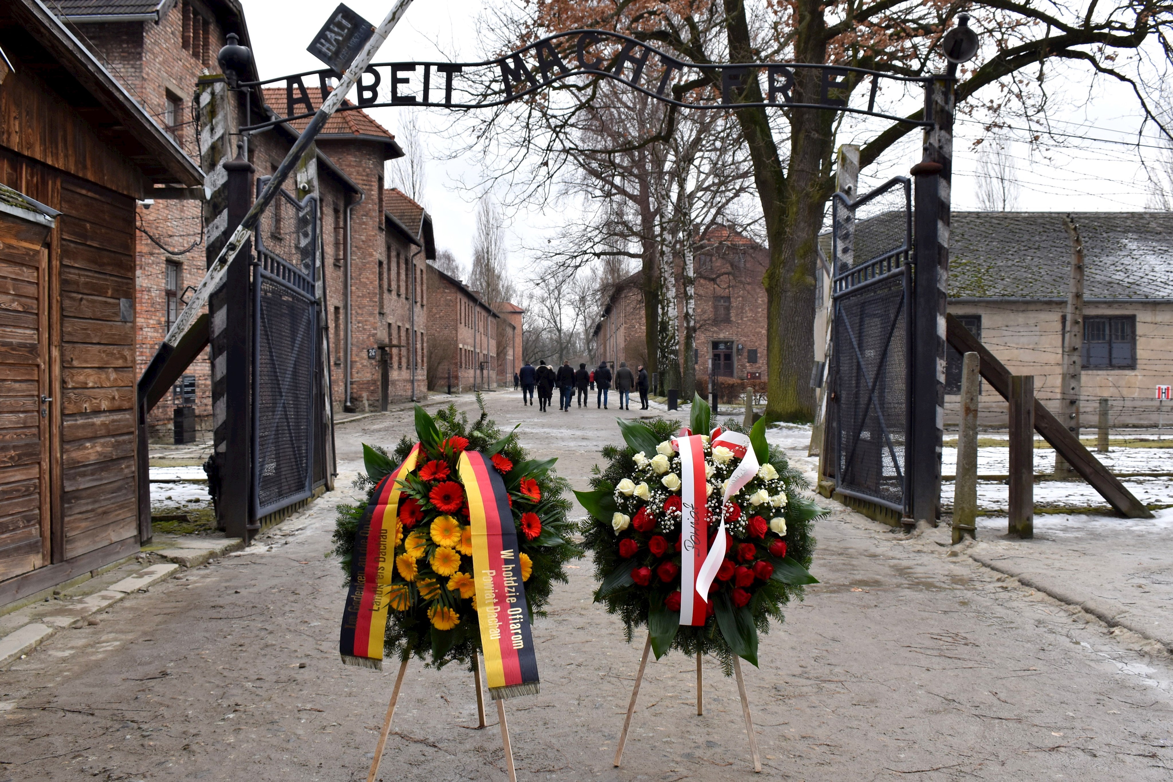 Kränze der Partnerlandkreise Dachau und Oświęcim in der Gedenstätte Auschwitz-Birkenau