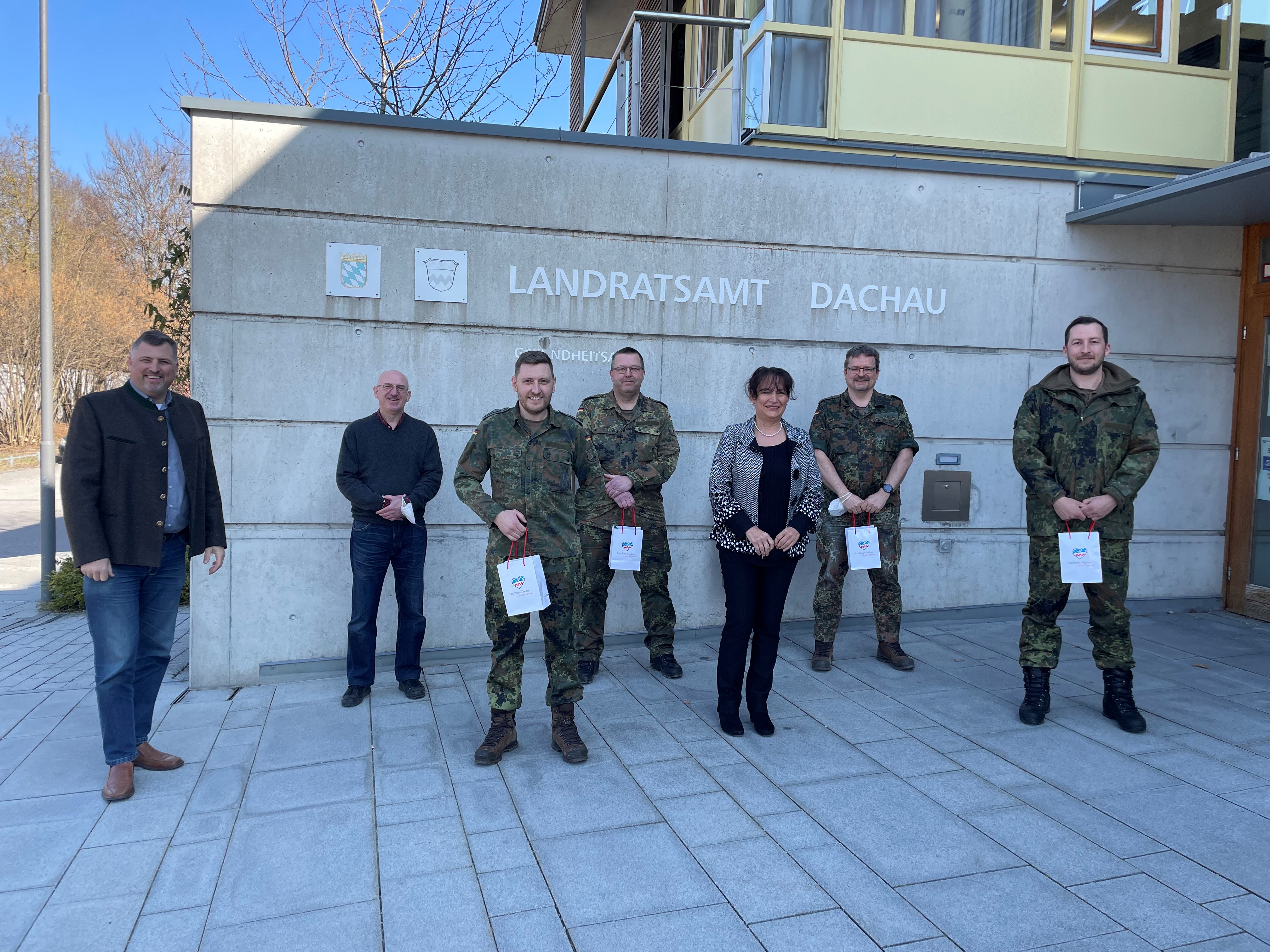Landrat Stefan Löwl, Dr. Monika Baumgartner-Schneider, Josef Mittl bedanken sich bei den Soldaten für die Amtshilfe