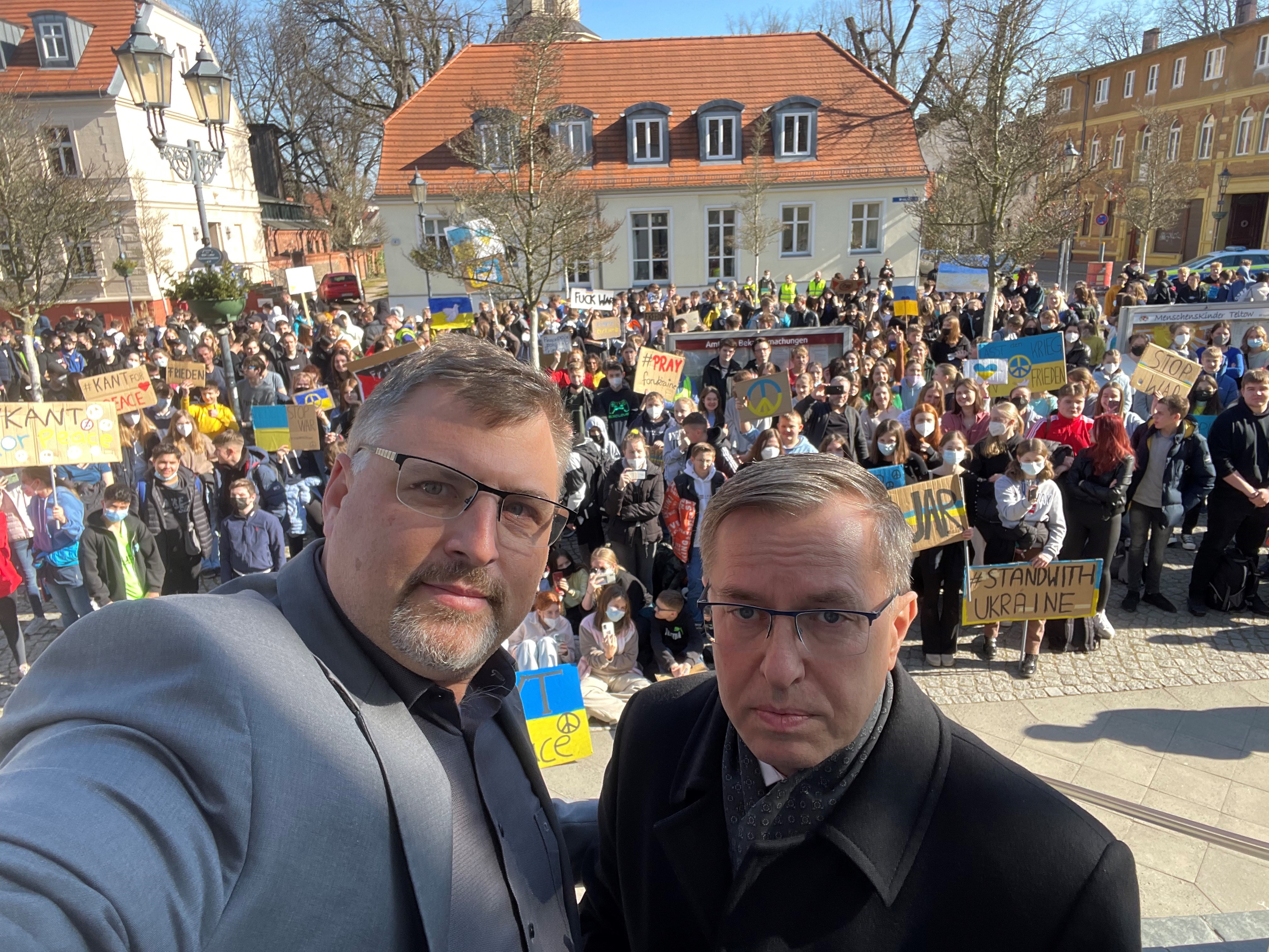 Landrat Stefan Löwl und Piotr Głowski, polnische Ausschussvorsitzende bei der Friedensdemonstration zweier weiterführender Schulen in Teltow