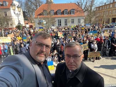 Landrat Stefan Löwl und Piotr Głowski, polnische Ausschussvorsitzende bei der Friedensdemonstration zweier weiterführender Schulen in Teltow