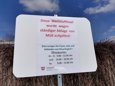 Schild an der Wertstoffinsel Karlsfeld am Hallenbad