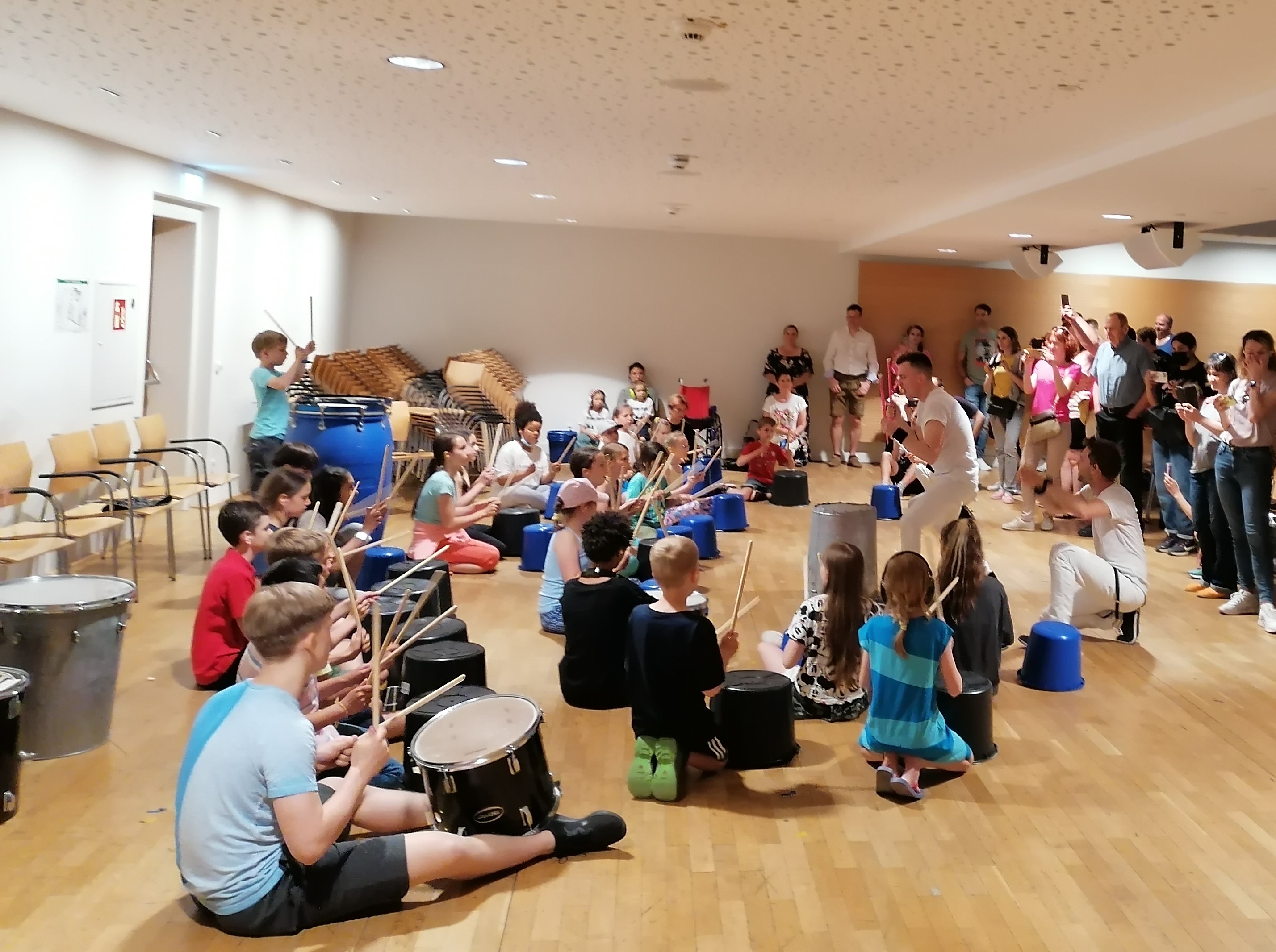 Drum-Stars und Workshopteilnehmer:innen