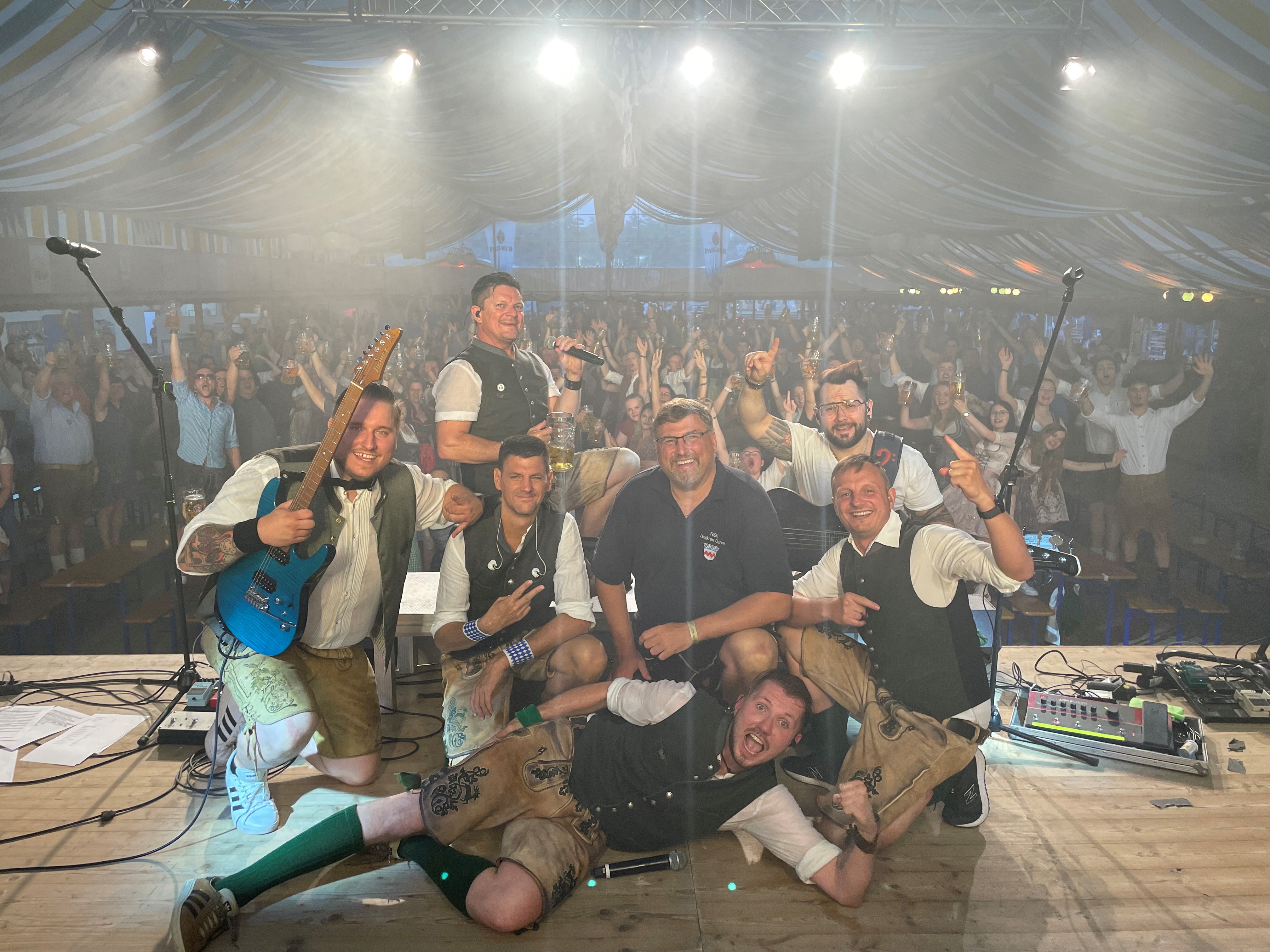 Landrat Stefan Löwl mit der Partyband Ois Easy beim Danke für die „Corona Held:innen“ im Festzelt“