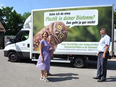 Die Abfallberaterinnen Barbara Mühlbauer-Talbi und Antje Burger und Landrat Stefan Löwl für dem neuen Logo der Bio Müll Kampagne