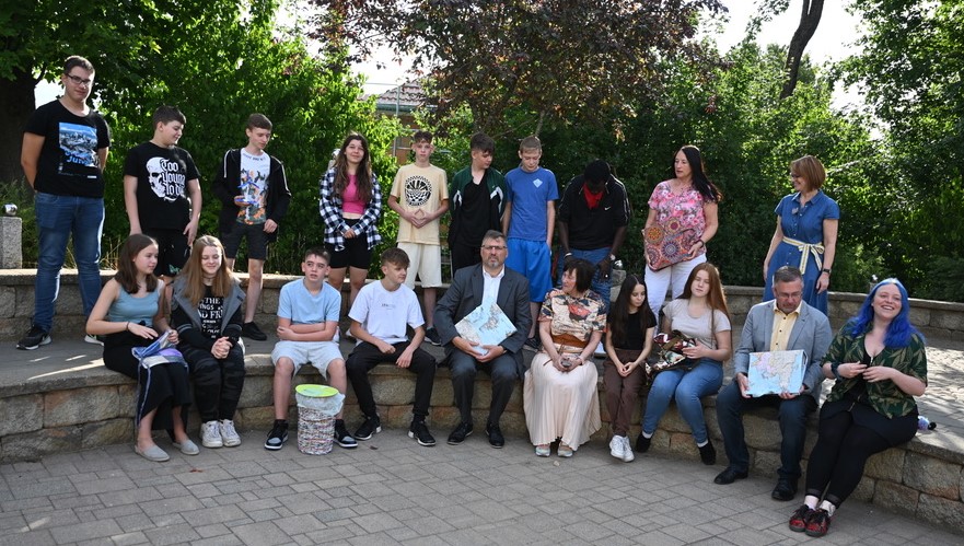 Die Klasse 8 a der Grund- und Mittelschule Altomünster mit der Jury des Upcycling Landrat Stefan Löwl und Bürgermeister Michael Reiter, die Konrektorin Susanne Tausche, die Lehrerin Marina Wollenweber und die Klassenlehrerin Selina Weinberger