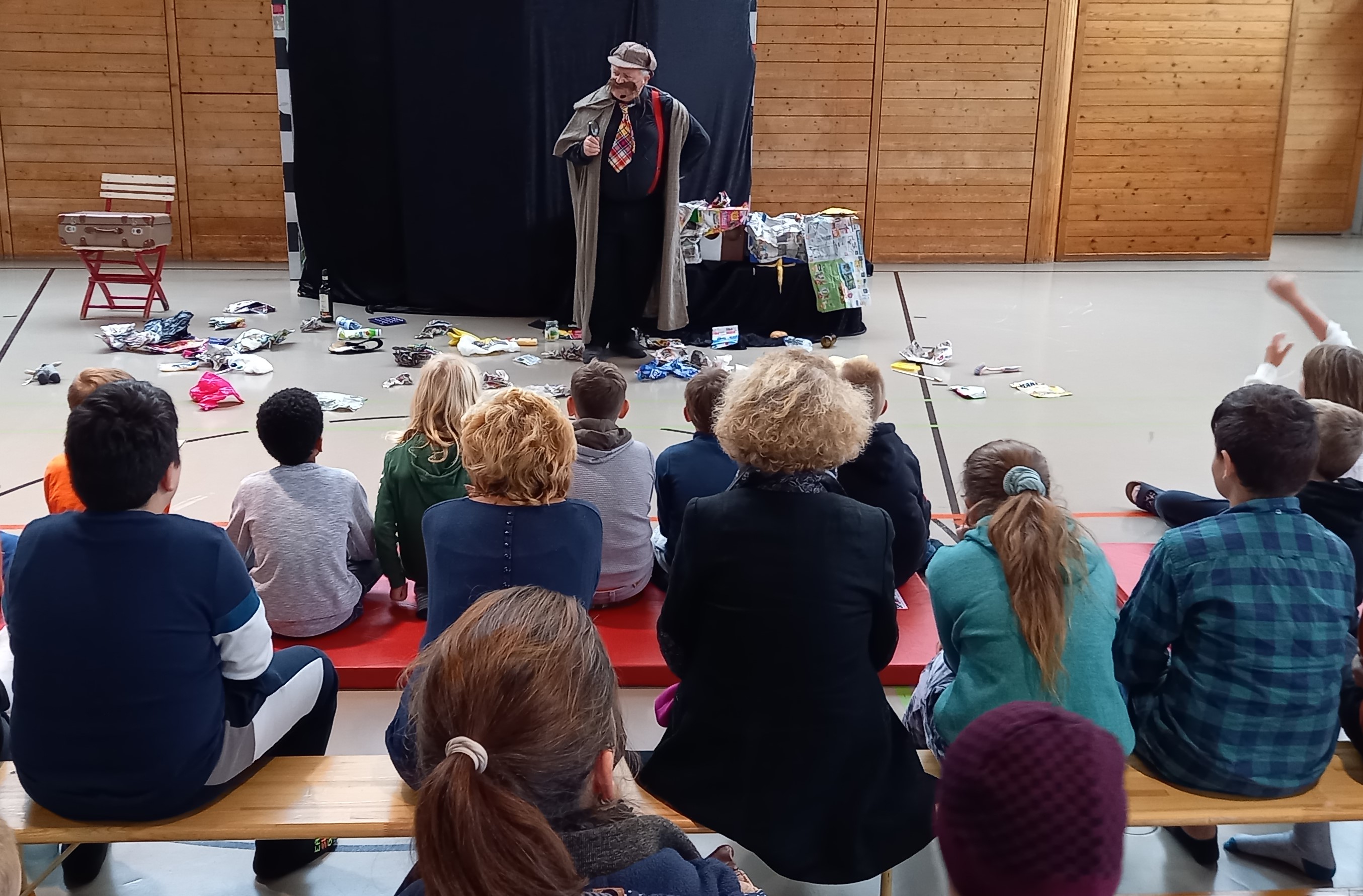 Vorführung des Theaterstücks „Mc Trash packt aus“ mit Schauspieler Günter Geisler vom Märchentheater Aschaffenburg e.V. am 28.09.2022 in der Dr.-Elisabeth-Bamberger-Schule Hebertshausen