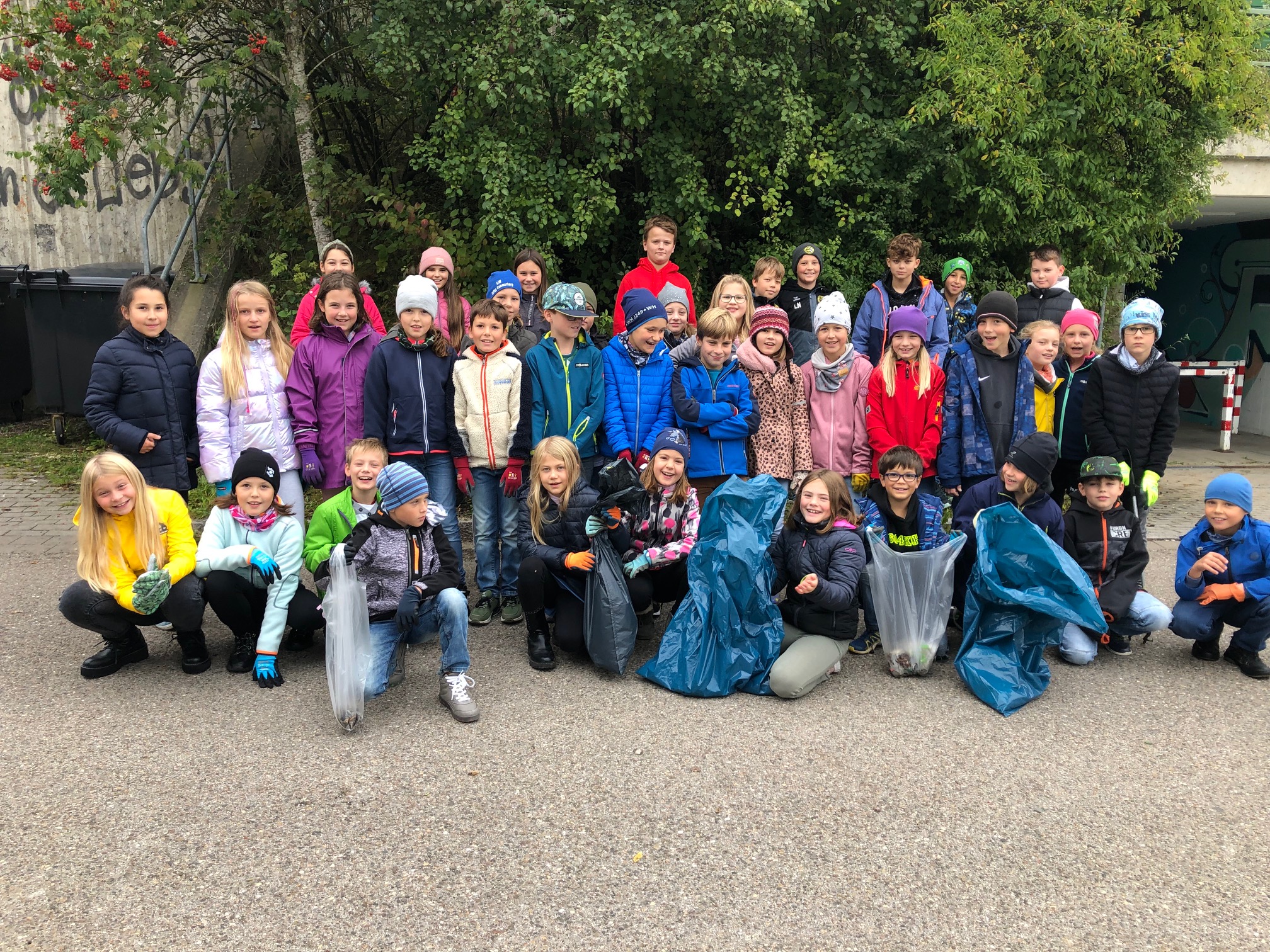 Klasse 4 a und 4 b der Grundschule Vierkirchen am 29.09.22 bei der Sammelaktion