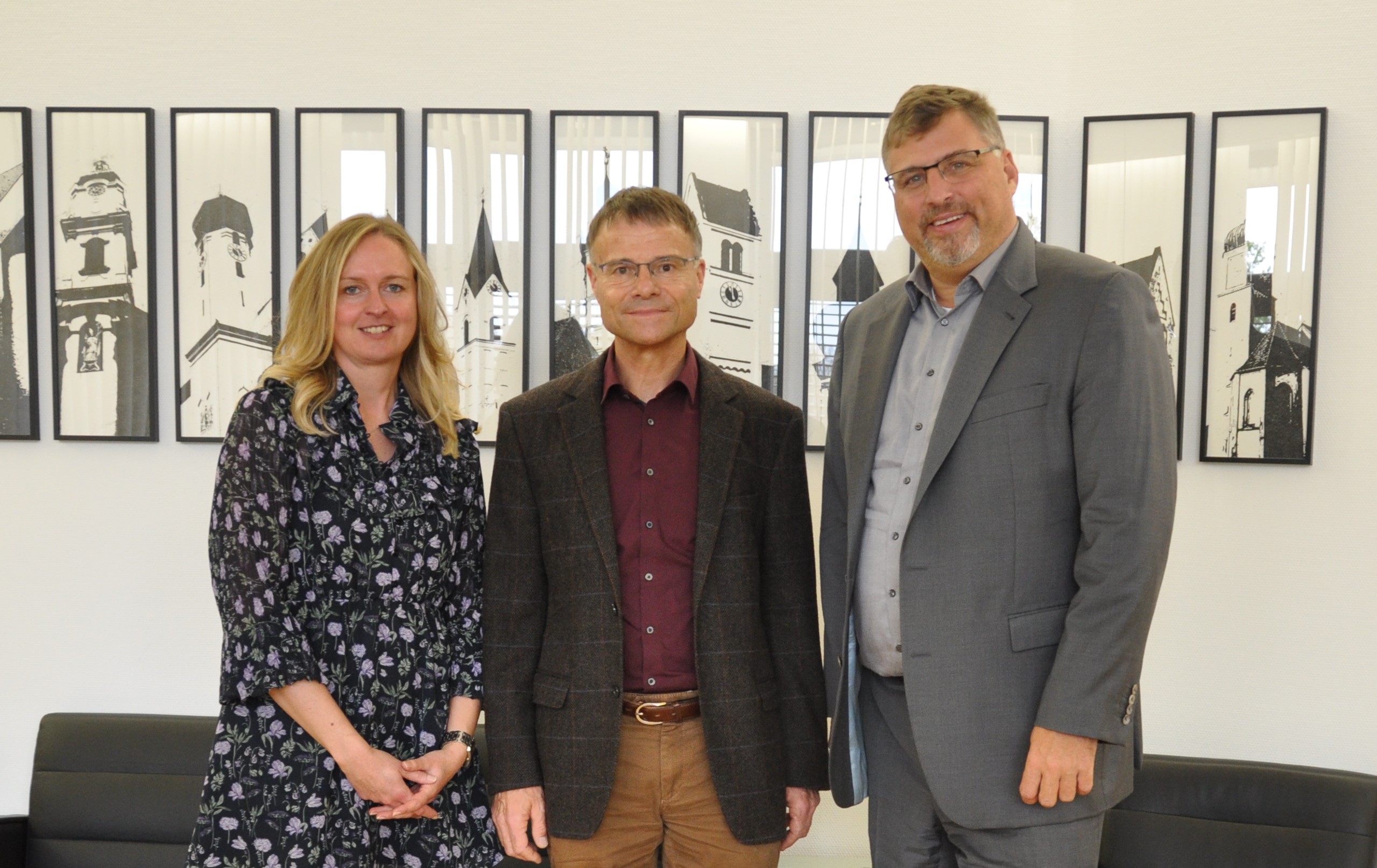 Landrat Stefan Löwl und die Sachgebietsleitung Sabine Schöttl begrüßen den neuen Moorberater Andreas Fuchs