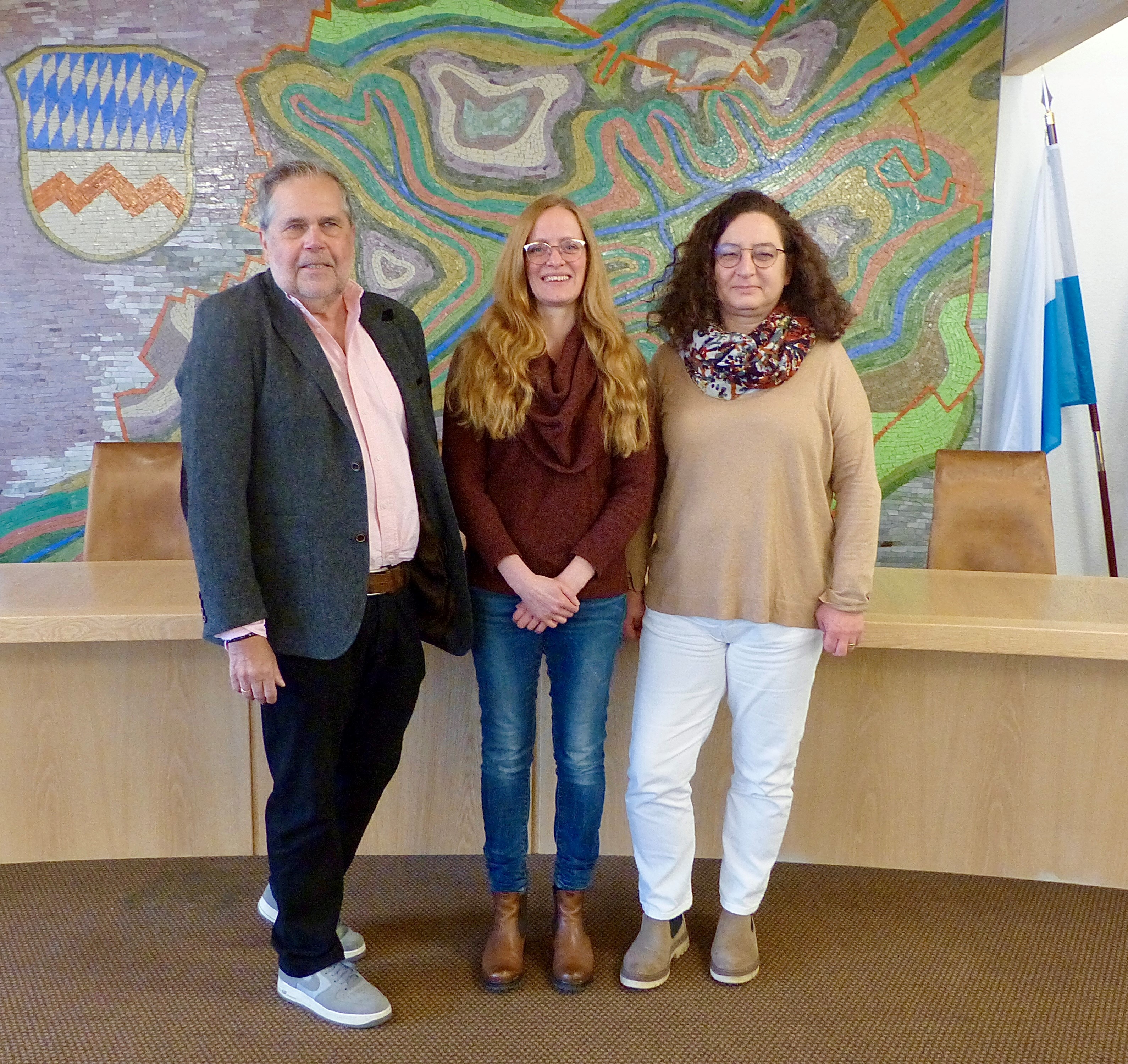 Verabschiedung und Begrüßung von Stefanie Otterbein 
Von links: VdK Kreisvorsitzender Walter Wüst, Stefanie Otterbein und Gertraud Euba, Sachgebietsleitung Sozialwesen im Landratsamt