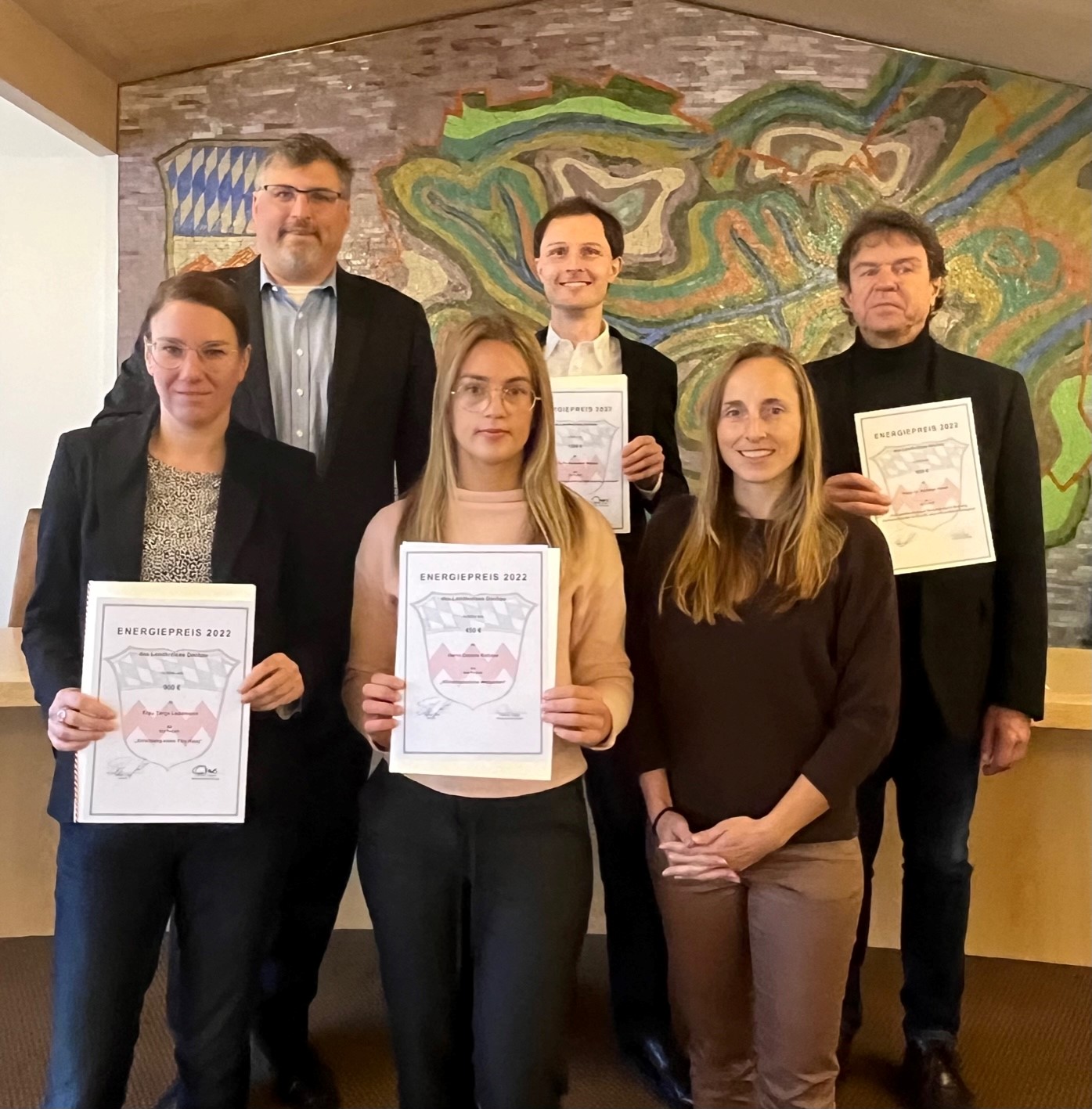 Die Gewinner des Energiepreises 2022 v.l. Tanja Lademann, Landrat Stefan Löwl, Johanna Dübener in Vertretung für Dennis Rohner, Dr. Alexander Mlynek, Carmen Glaser, Klimaschutzbeauftragte des Landratsamt Dachau, Dr. Andreas Hänel