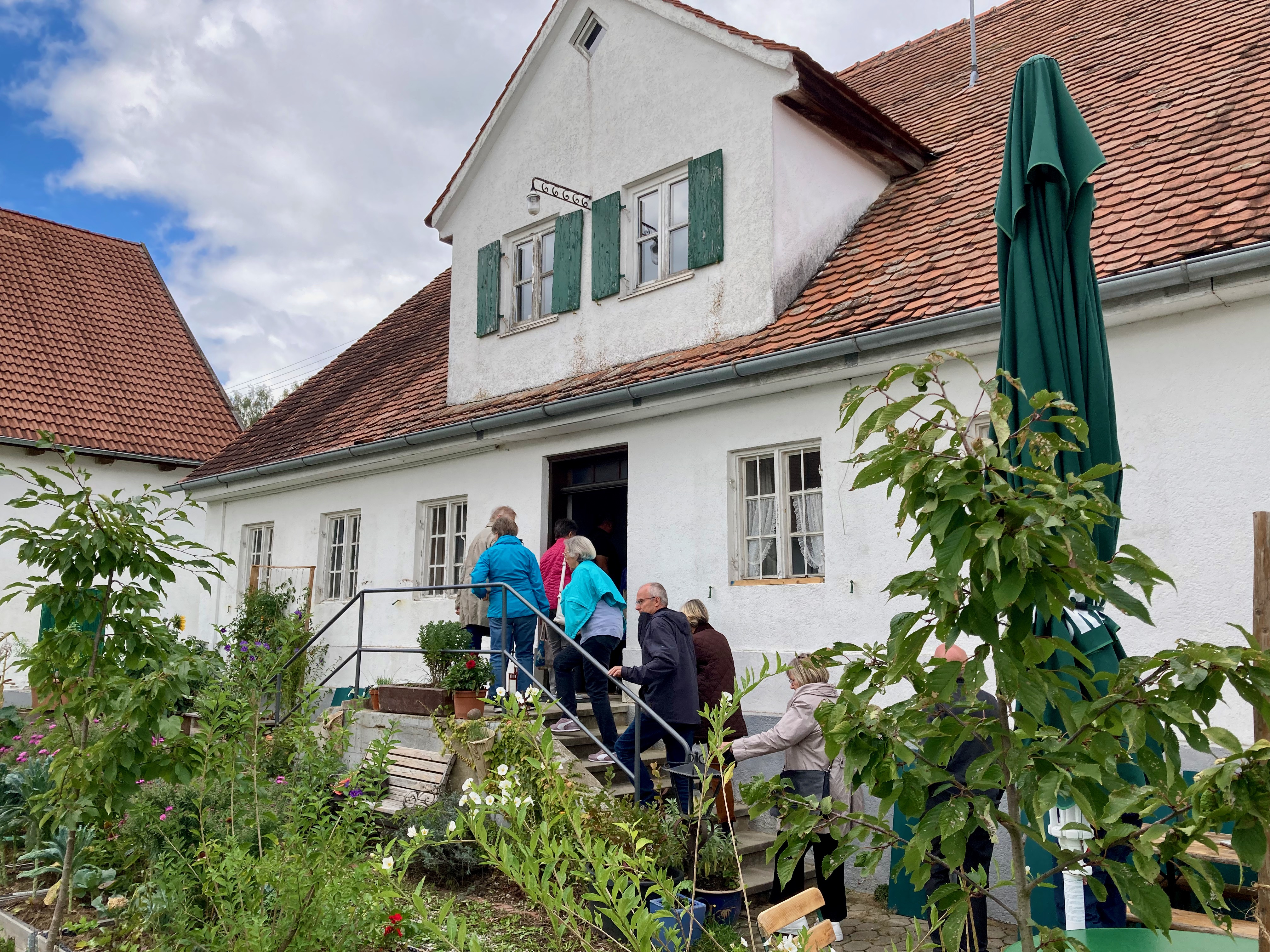 Besucher der Exkursion mit der Kreisheimatpflegerin in Deutenhofen, Vierseithof