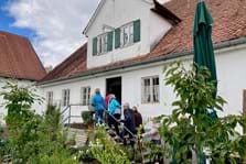 Besucher der Exkursion mit der Kreisheimatpflegerin in Deutenhofen, Vierseithof