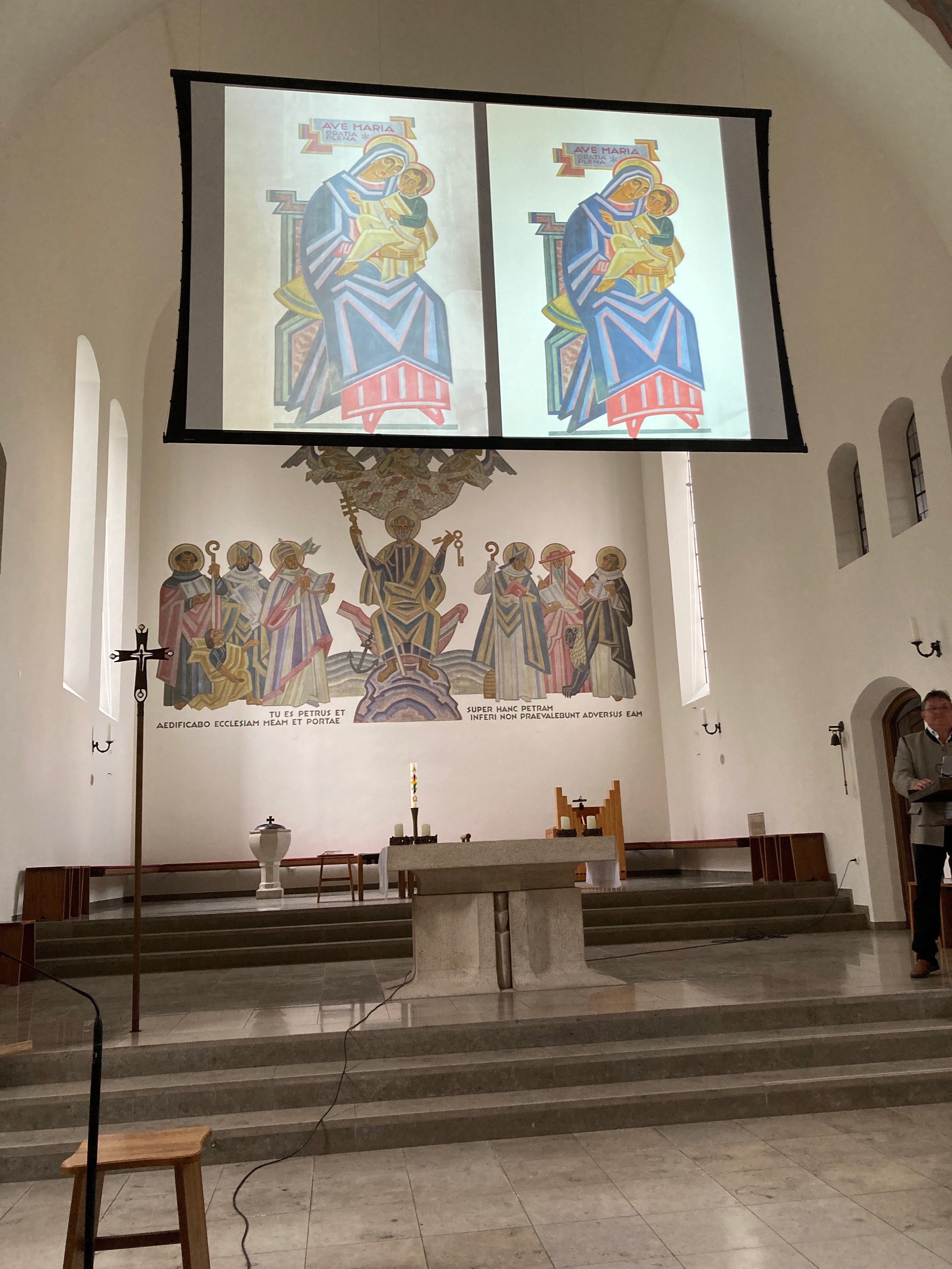 In St. Peter Dachau fanden Führungen mit Beamer-Projektionen statt