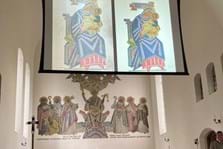 In St. Peter Dachau fanden Führungen mit Beamer-Projektionen statt