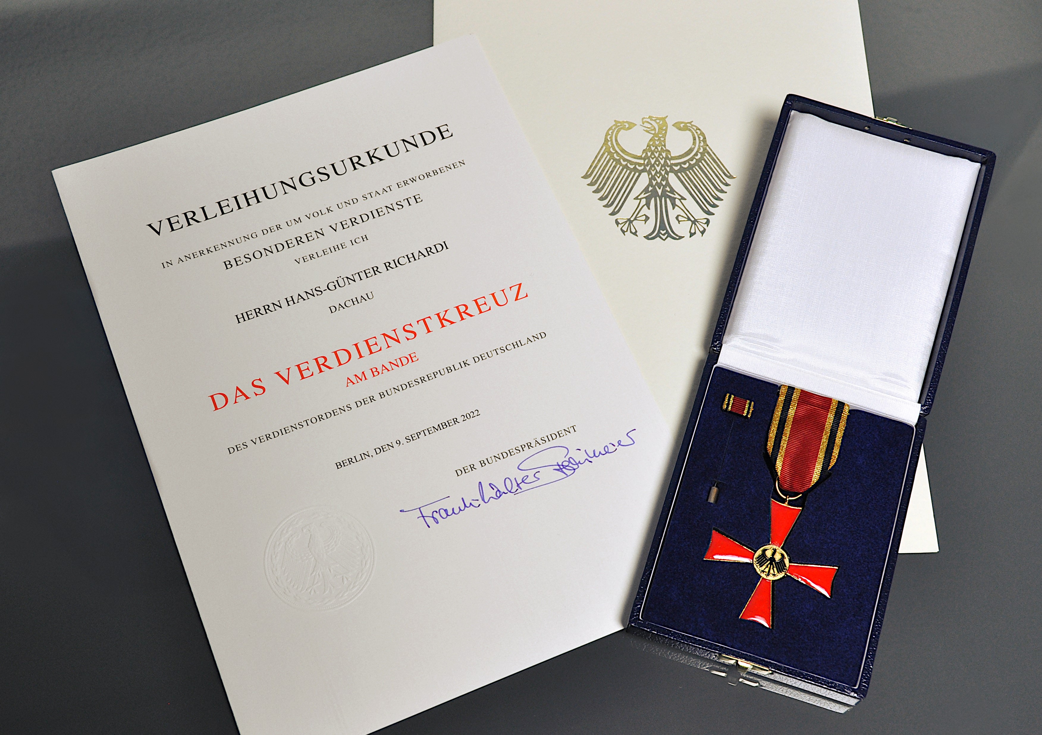 Das Verdienstkreuz am Bande der Bundesrepublik Deutschland für Hans-Günter Richardi