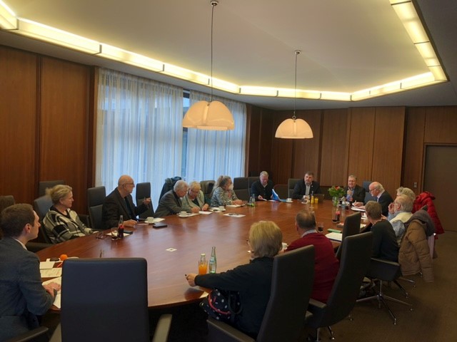 Der Seniorenbeirat mit Landrat Stefan Löwl im kleinen Sitzungsaal des Landratsamtes Dachau