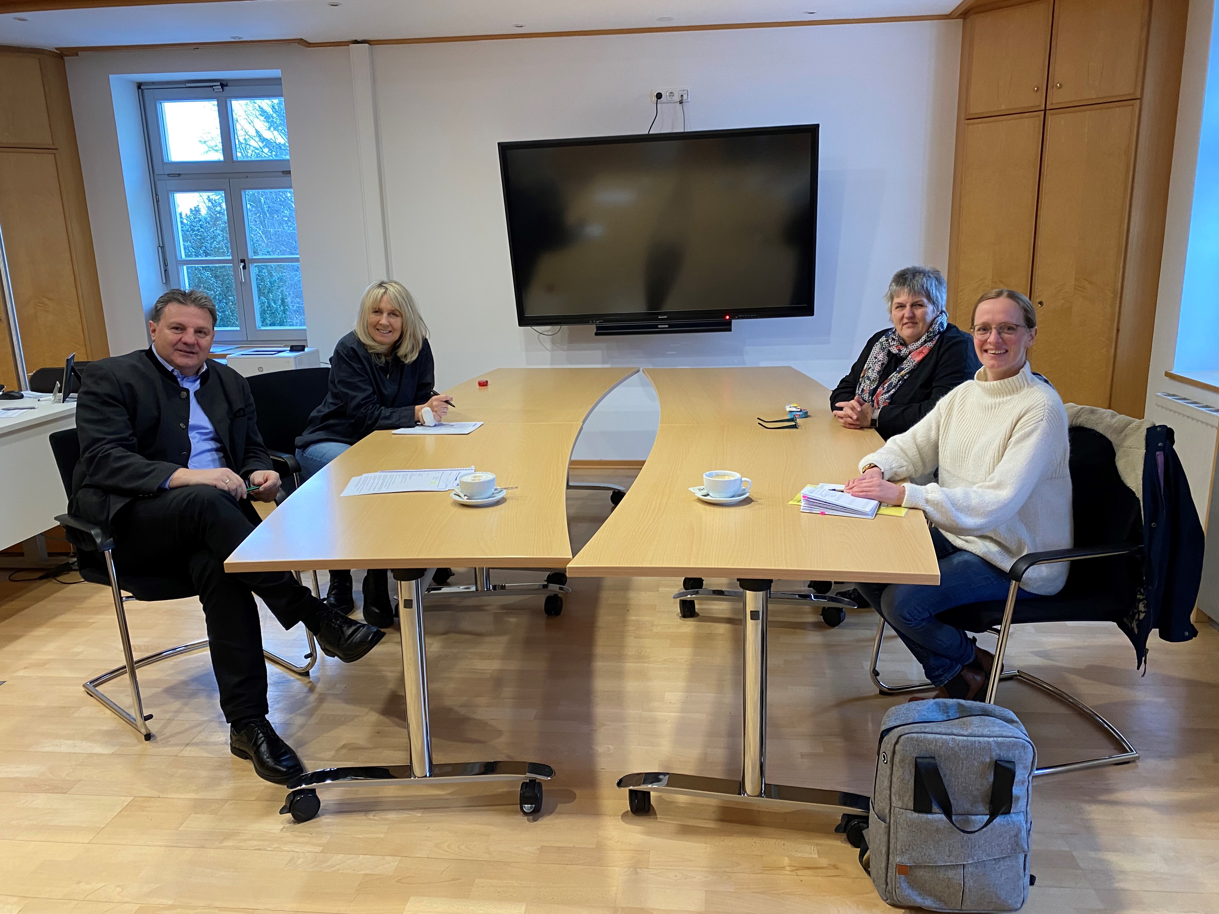 Bürgermeister Helmut Zech, Manuela Zech-Probul, Marianne Steinhart, Stefanie Otterbein beim Treffen im Rathaus Egenburg