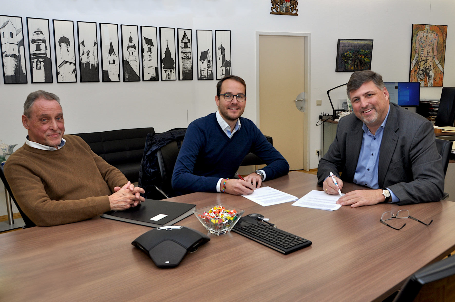 Jens Besenthal und Christian Mohr bei der Unterschrift des Geschäftsführervertrages beim Vorstandsvorsitzenden Landrat Stefan Löwl