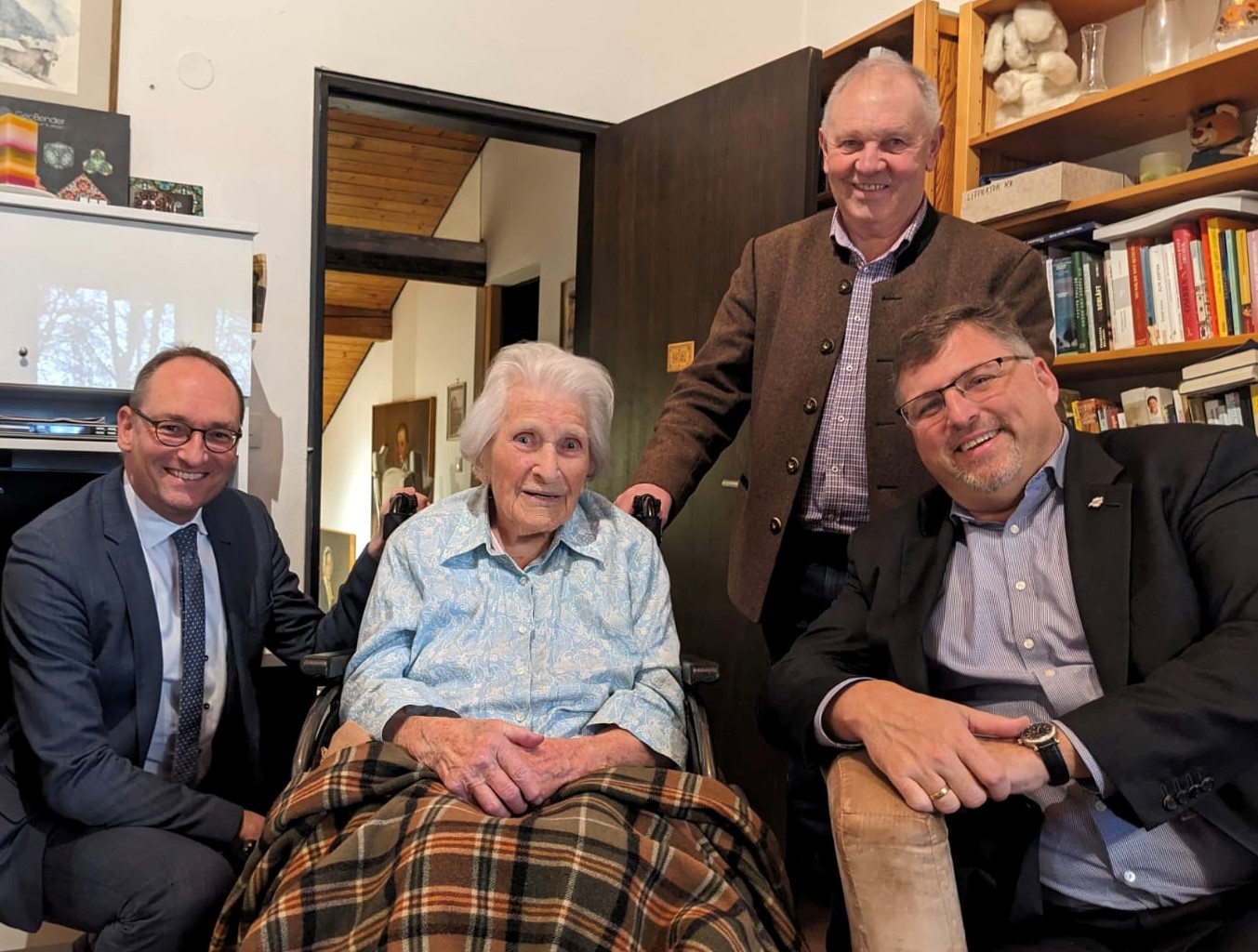 Landrat Stefan Löwl, Landtagsabgeordneter Bernhard Seidenath und Johann Groß, Dritter Bürgermeister von Bergkirchen gratulieren zum 103. Geburtstag