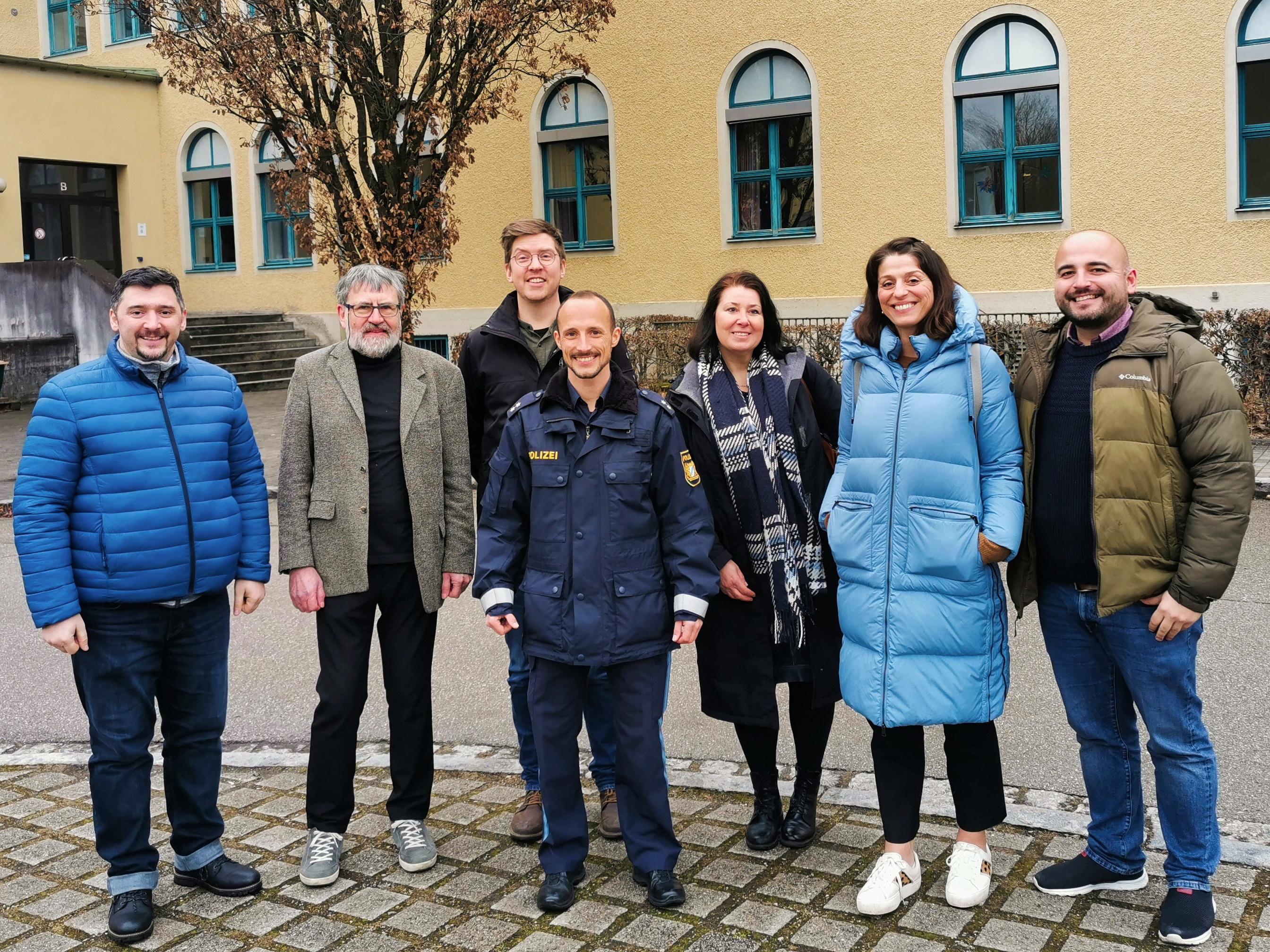 Admir Kraja (Integrationslotse LRA Dachau), Joachim Jacob (Helferkreis-Sprecher), Julius Fogelstaller (Integrationsbeauftragter), Johannes Frohnwieser (Bereitschaftspolizei Dachau), Christine Torghele-Rüf Ehrenamtskoordination Caritas Dachau, Aferdita Pfeifer und Dardan Kolic (Bildungsmanagement LRA Dachau)