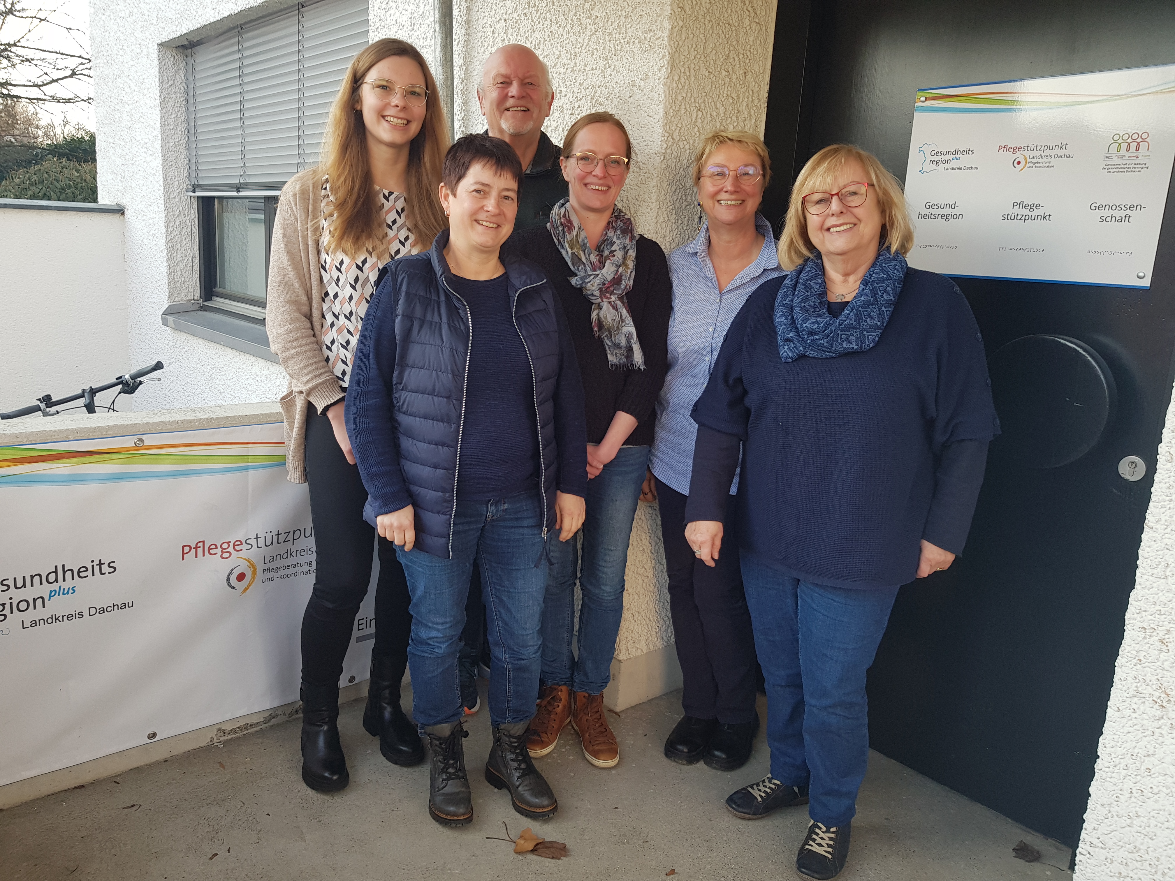 Die Teilnehmer des Treffens zur Situation der Kurzzeitpflege im Landkreis Dachau

v.l.n.r.: Laura Hannemann Gesundheitsregion, Anke Wolf Pflegestützpunkt, Hermann Krusch stellv. Vorsitzender Landkreisseniorenbeirat, Stefanie Otterbein Fachstelle Demografie Managen, Annette Eichhorn-Wiegand Gesundheitsregion, Immi Battermann-Fischer stellv. Vorsitzende Landkreisseniorenbeirat