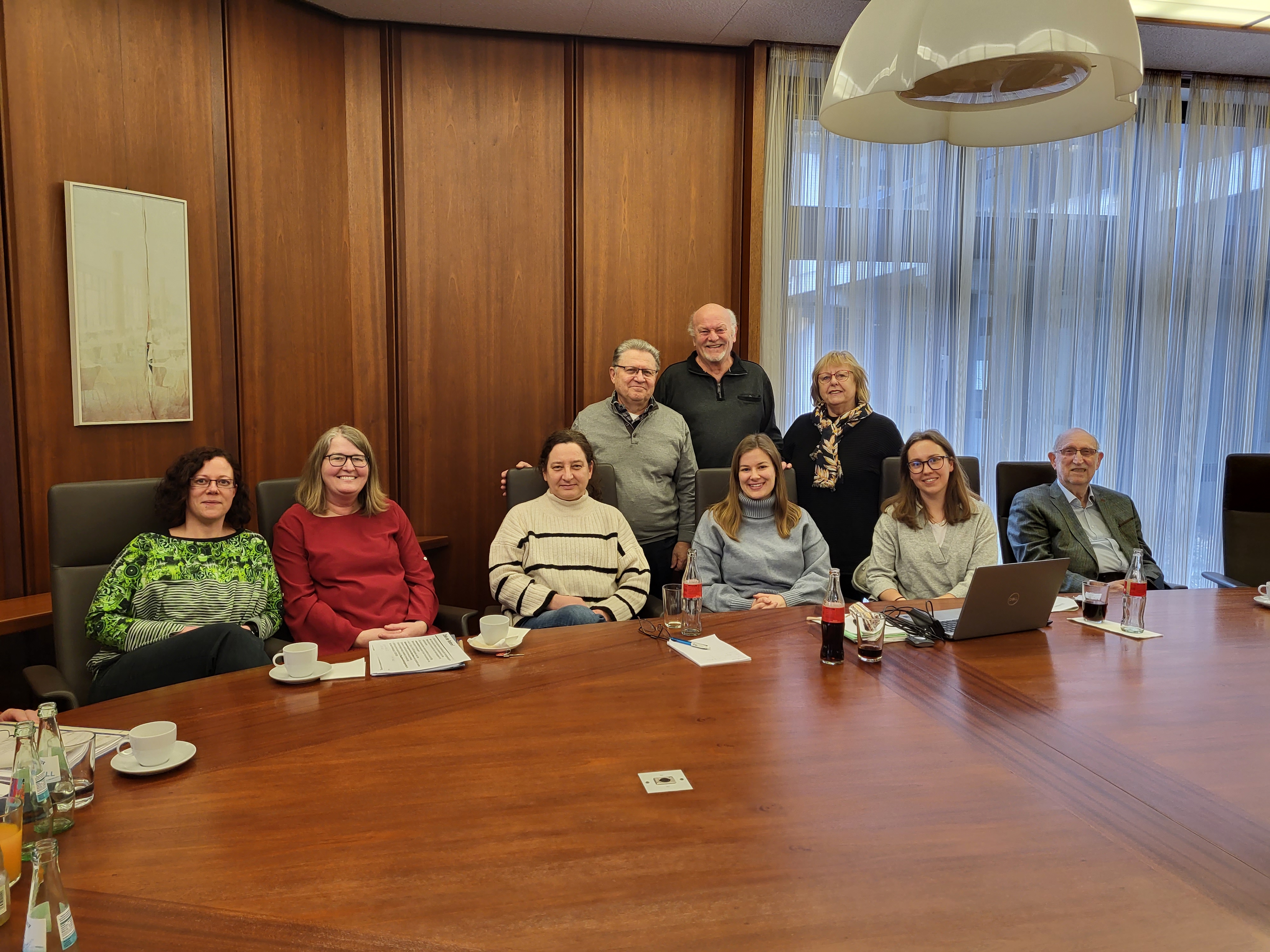 v.l.n.r.: Stephanie Wolf, Alexandra Satzger, Gertraud Euba, Sophie Bieringer, Anastasia Wolgast von der Betreuungsstelle des LRA, sowie Wolfgang Stadler Beirat im LKSB, hinten: LKSB Vorsitzender Reinhold Heiß mit seinen Stellvertretern: Hermann Krusch und Immi Battermann- Fischer