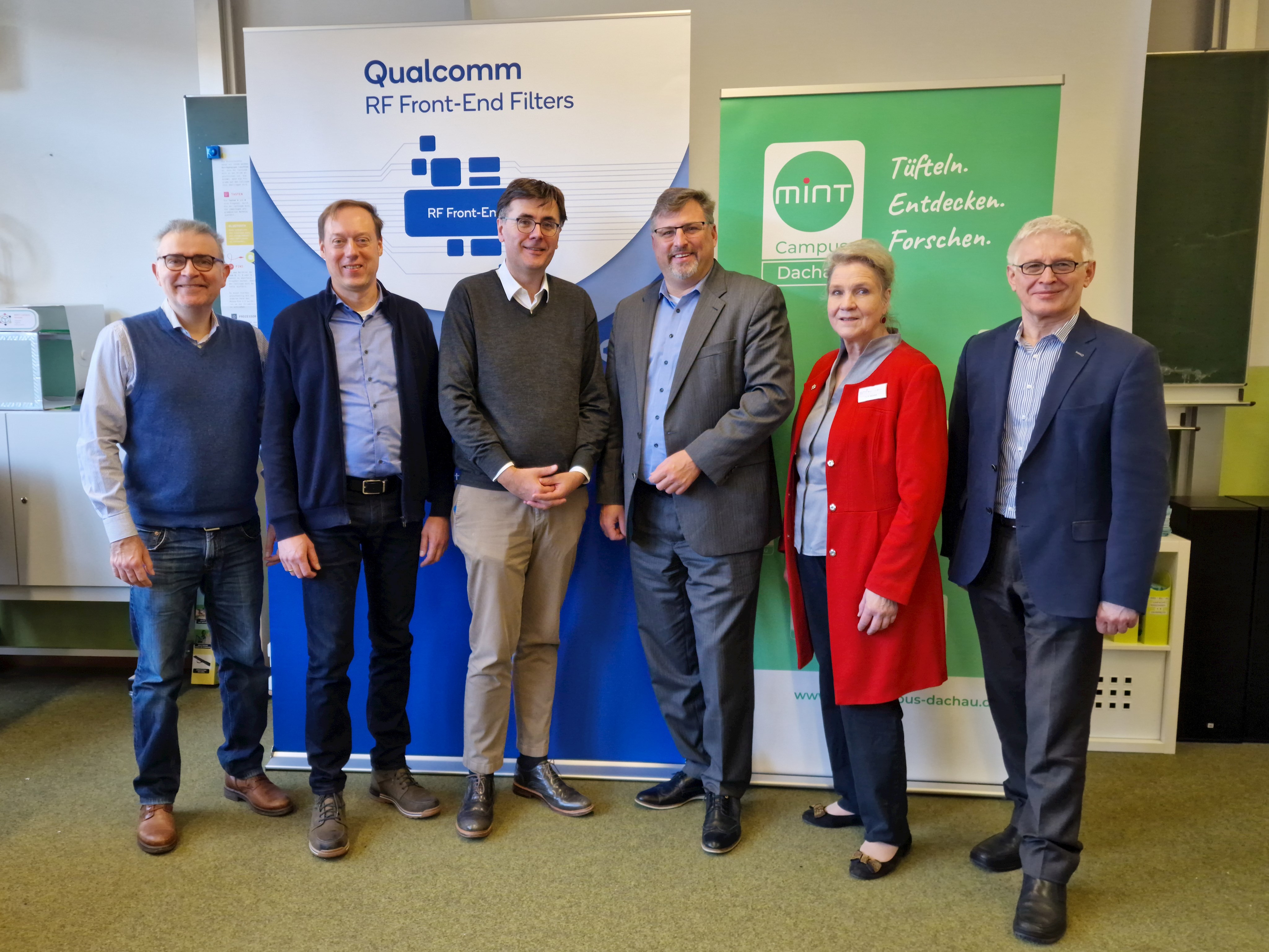 Von links nach rechts: Max Rodrigues (Manager, Produkt-Marketing, Qualcomm RF360 Europe GmbH), Dr. Christoph Schwarz (Direktor, Engineering, Qualcomm RF360 Europe GmbH), Ulrich Bauernschmitt (Senior VP, Operations, Qualcomm RF360 Europe GmbH), Stefan Löwl (Landrat, Landkreis Dachau), Eva Rehm (Projektleiterin, MINT-Campus Dachau), Johan Liebl (Leiter Wirtschaftsförderung, Landkreis Dachau)