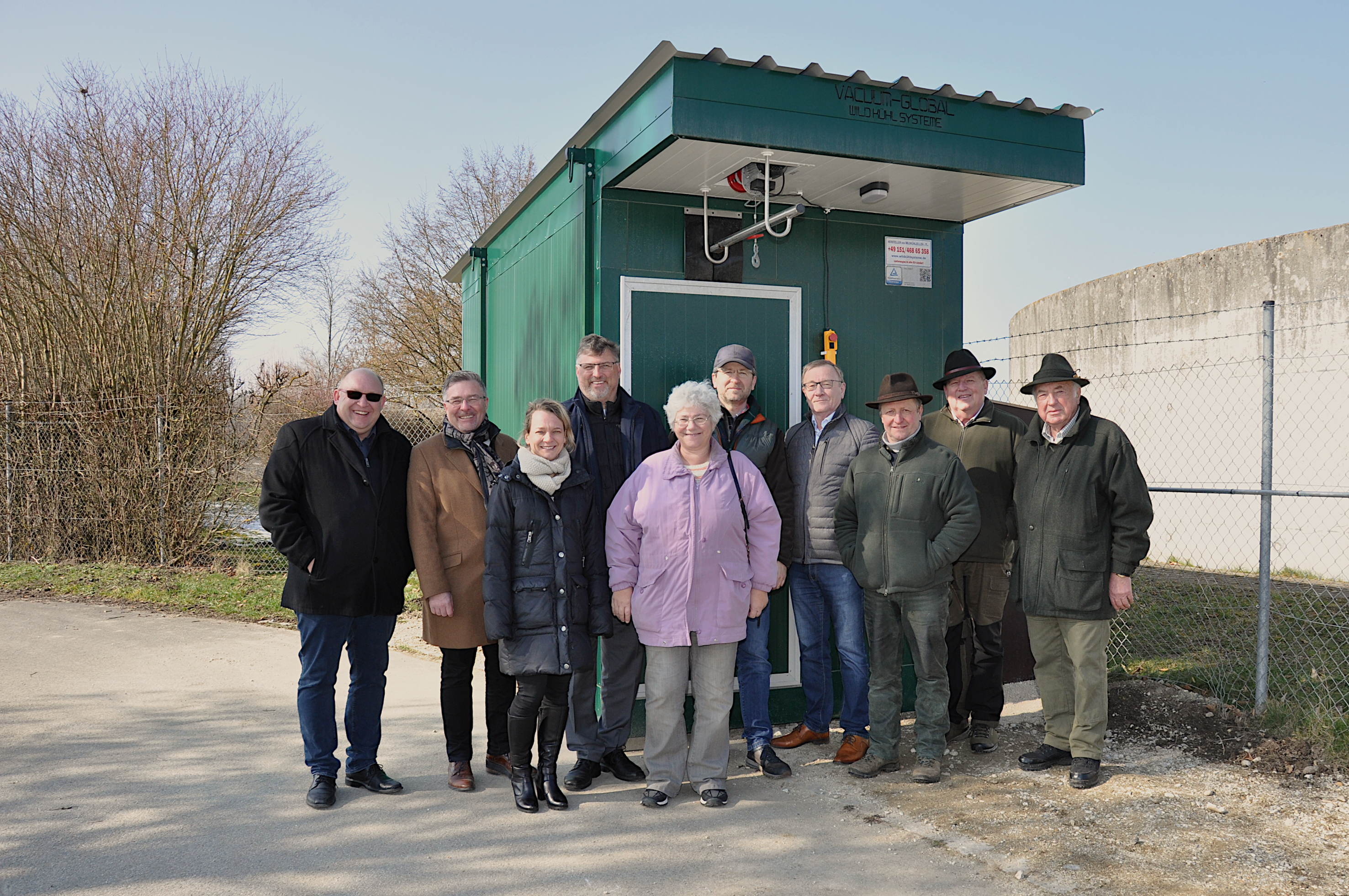 Die Übergabe der Konfiskatsammelstelle in Vierkirchen
Von links nach rechts: Bürgermeister Vierkirchen Harald Dirlenbach. Bürgermeister Markt Altomünster Michael Reiter, Sina Török, Pressesprecherin Landratsamt, Landrat Stefan Löwl, Dagmar Bauer, Veterinäramt, Dr. Ernst-Ulrich Wittmann, 1. Vorsitzender, Jagdschutz- und Jägerverein Dachau (JJVD), Andres Unruh, Leiter des Veterinäramtes Dachau, Georg Pichler Kreisjagdberater, Engelbert Thätter 2. Schriftführer des JJVD und Fridolin Merz, Mitglied JJVD