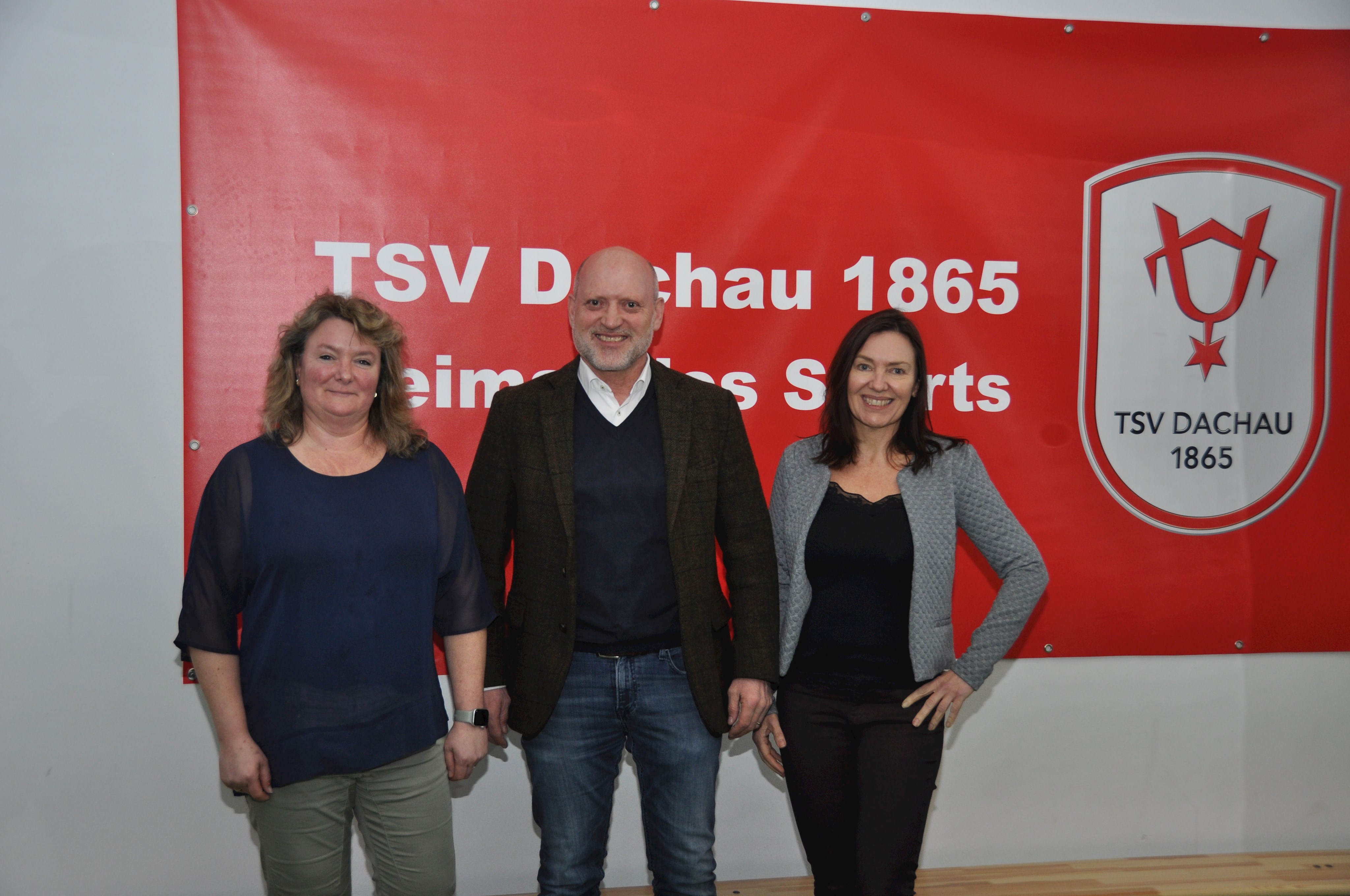 Kerstin Scherpf, Assistentin des Vorstands des TSV Dachau, 1. Vereinsvorsitzender Wolfgang Moll und Isabella Brähler, Gruppenleiterin des Allgemeinen Sozialen Dienst, Jugendamt Dachau