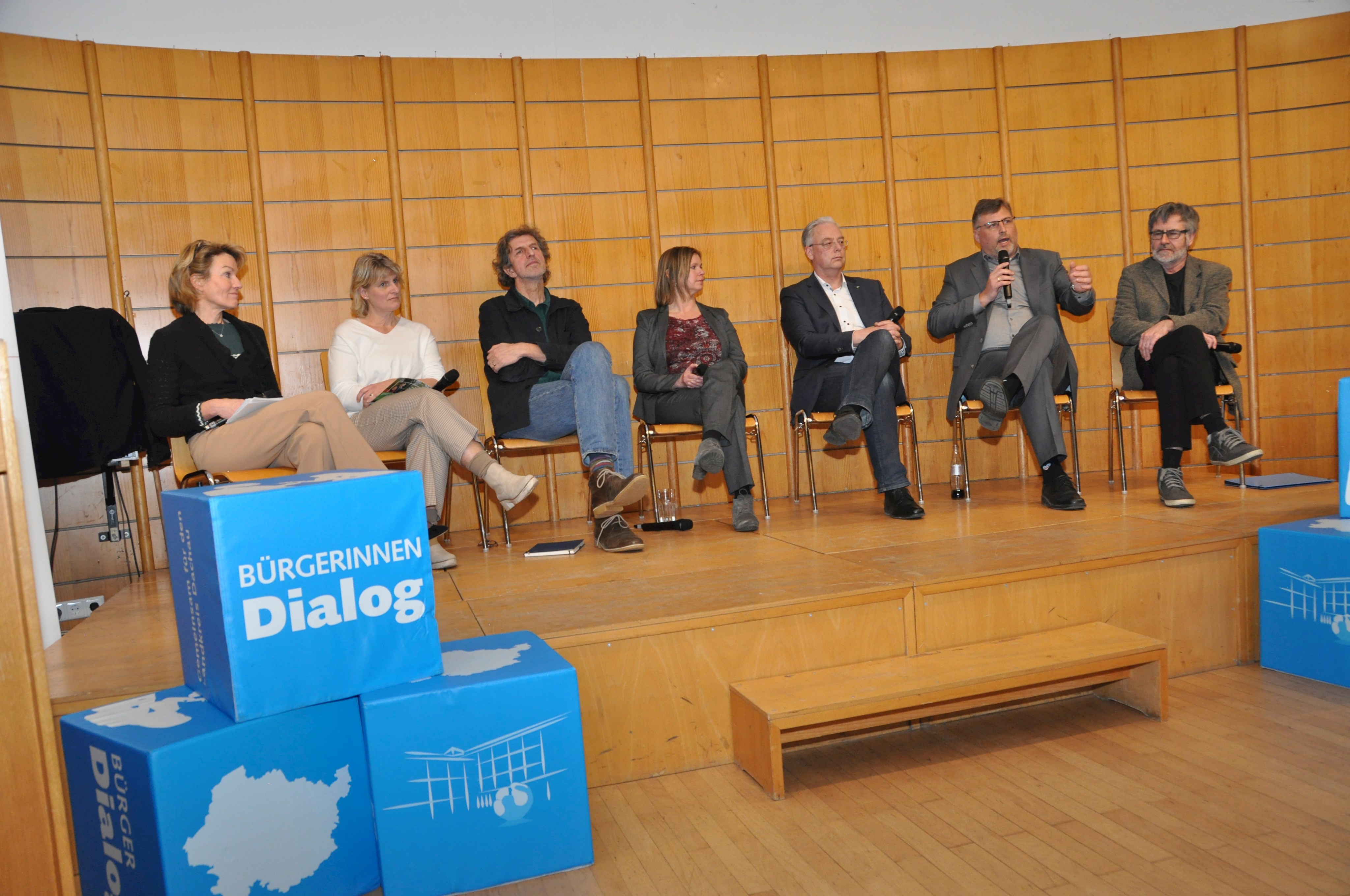 Bürgerdialog zum Thema Migration und Integration. Von links nach rechts: Stefanie Schrader, Moderation, Doris Langer, Anerkennung und Integration Helios Amper-Klinikum Dachau, Dr. Stephan Dünnwald, Geschäftsstelle Bay. Flüchtlingsrat, Bettina Nickel, Rechtsanwältin und Mitglied der Härtefallkommission, Marcel Fath, Bürgermeister Petershausen, Stefan Löwl, Landrat Dachau und Dr. Joachim Jacob, Sprecher Helferkreise