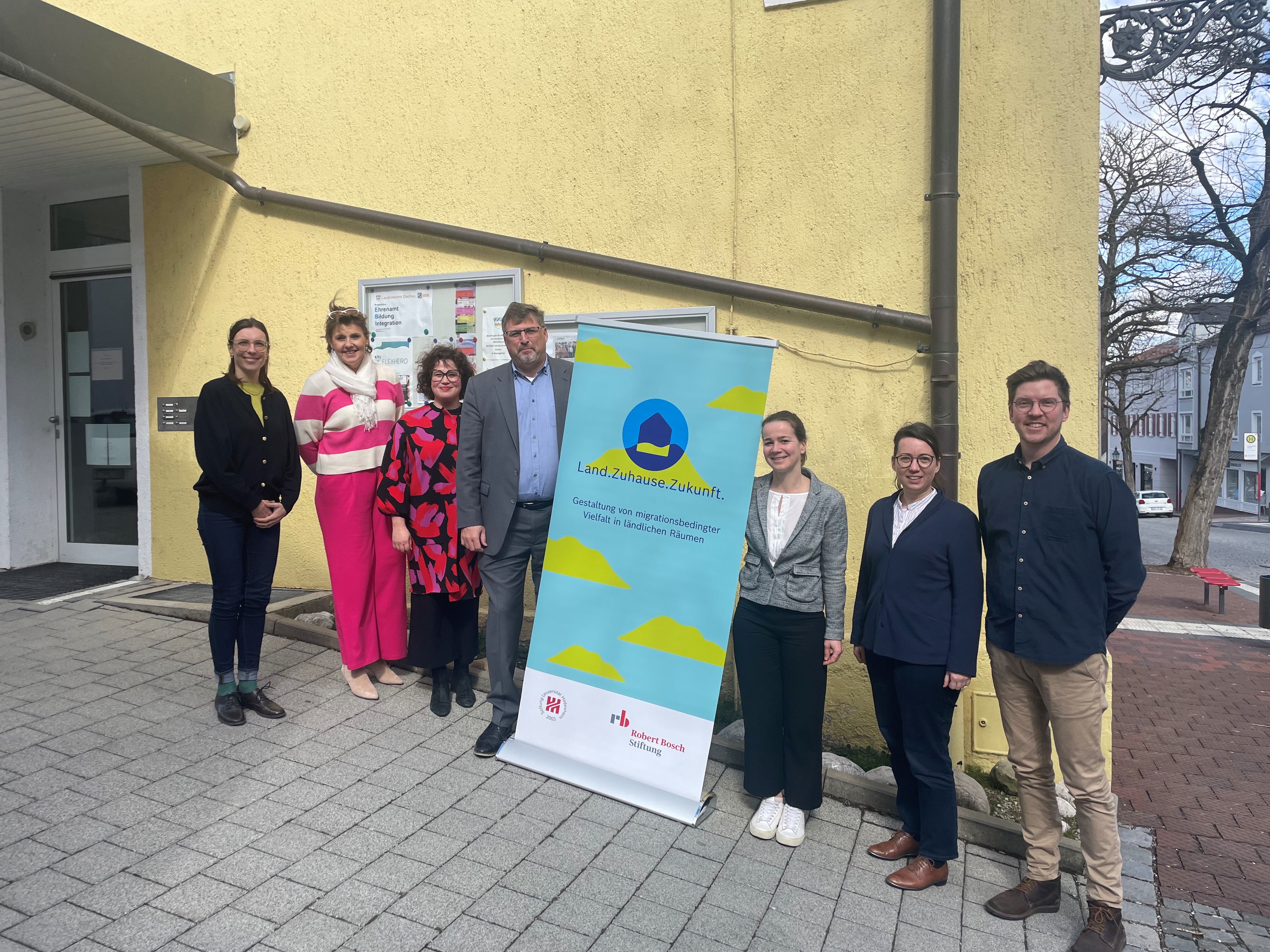 Das erste Treffen im Rahmen des Projektes Land.Zuhause.Zukunft in der Stabstelle EBI im Landratsamt Dachau
Von links nach rechts: Esther Kluba, Ramboll Beratung, Martina Tschirge, Leitung EBI, Kristina Broens, Ramboll Beratung, Landrat Stefan Löwl, Lisa Veyhl, Robert Bosch Stiftung, Jenna Althoff, Programmbüro Land.Zuhause.Zukunft und Julius Fogelstaller, Integrationsbeauftragter Landratsamt Dachau