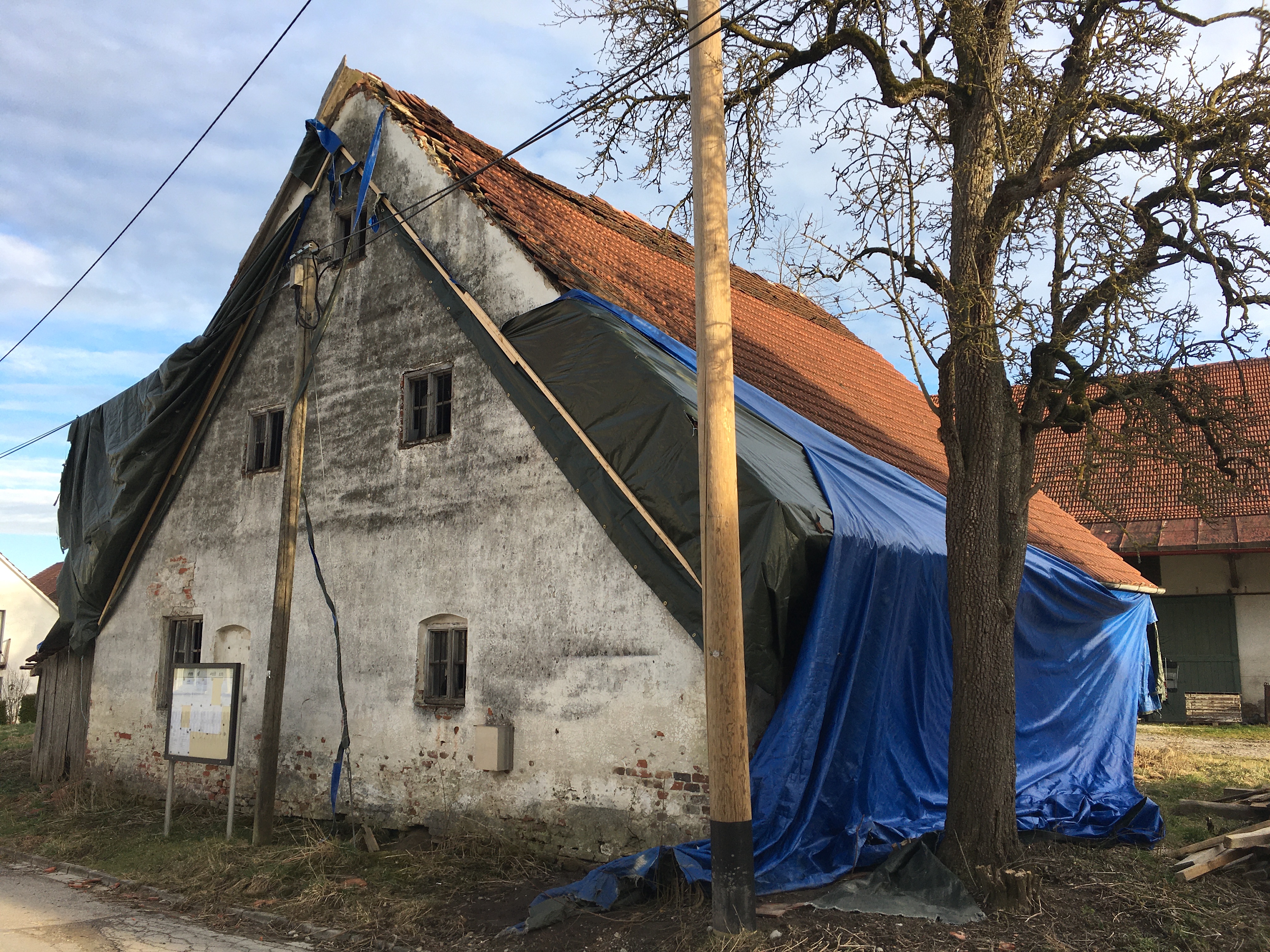 Altes Haus, bei dem der Putz abblättert.