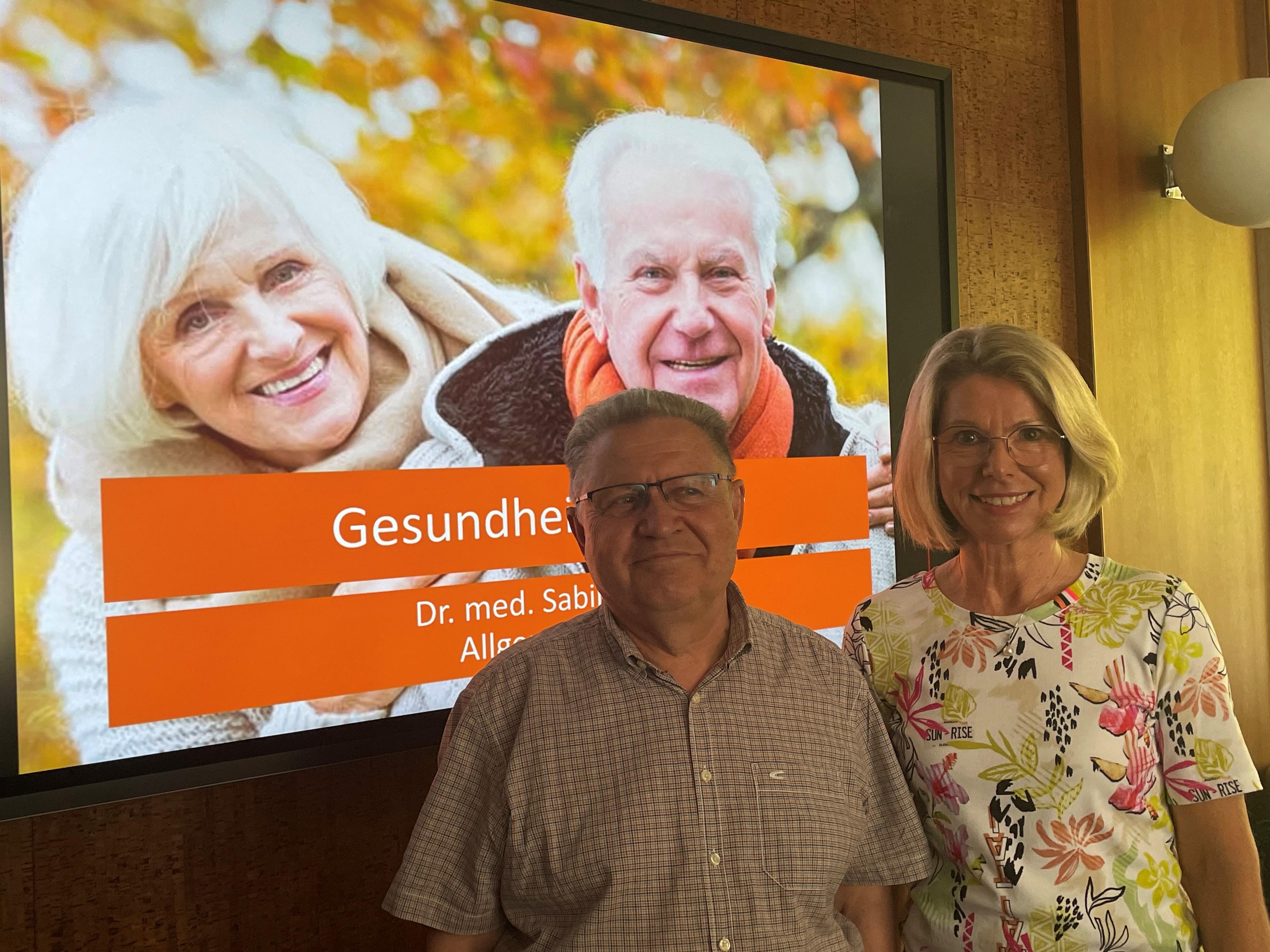 Frau Dr. Sabine Klaus mit dem Vorsitzenden des Landkreisseniorenbeirats Reinhold Heiß beim Vortrag „Gesund im Alter“