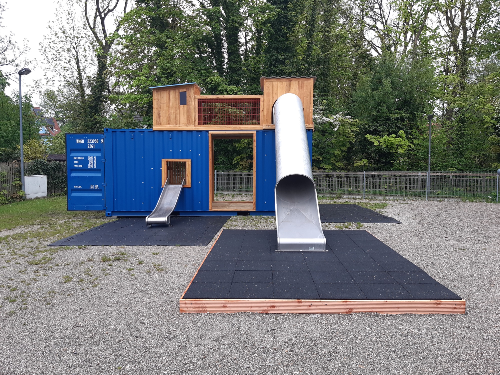 Der neue Spielcontainer auf dem Pausenhof der Greta-Fischer-Schule in Dachau