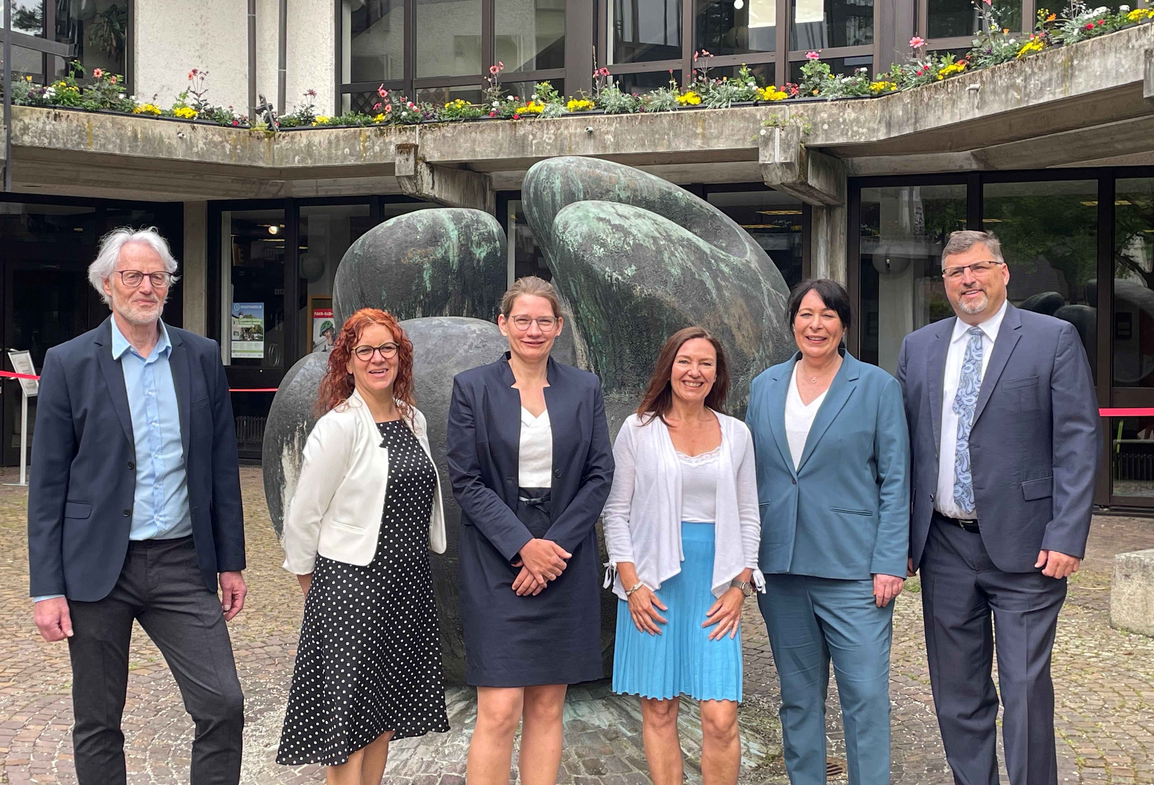 Das Dachauer Jugendamt und die Leitungen der Sachgebiete: von links nach rechts: Ingolf Baumgartner, Steffi Weinhold, Dr. Cornelia Harenberg, Isabella Brähler, Melanie Stoll und Landrat Stefan Löwl