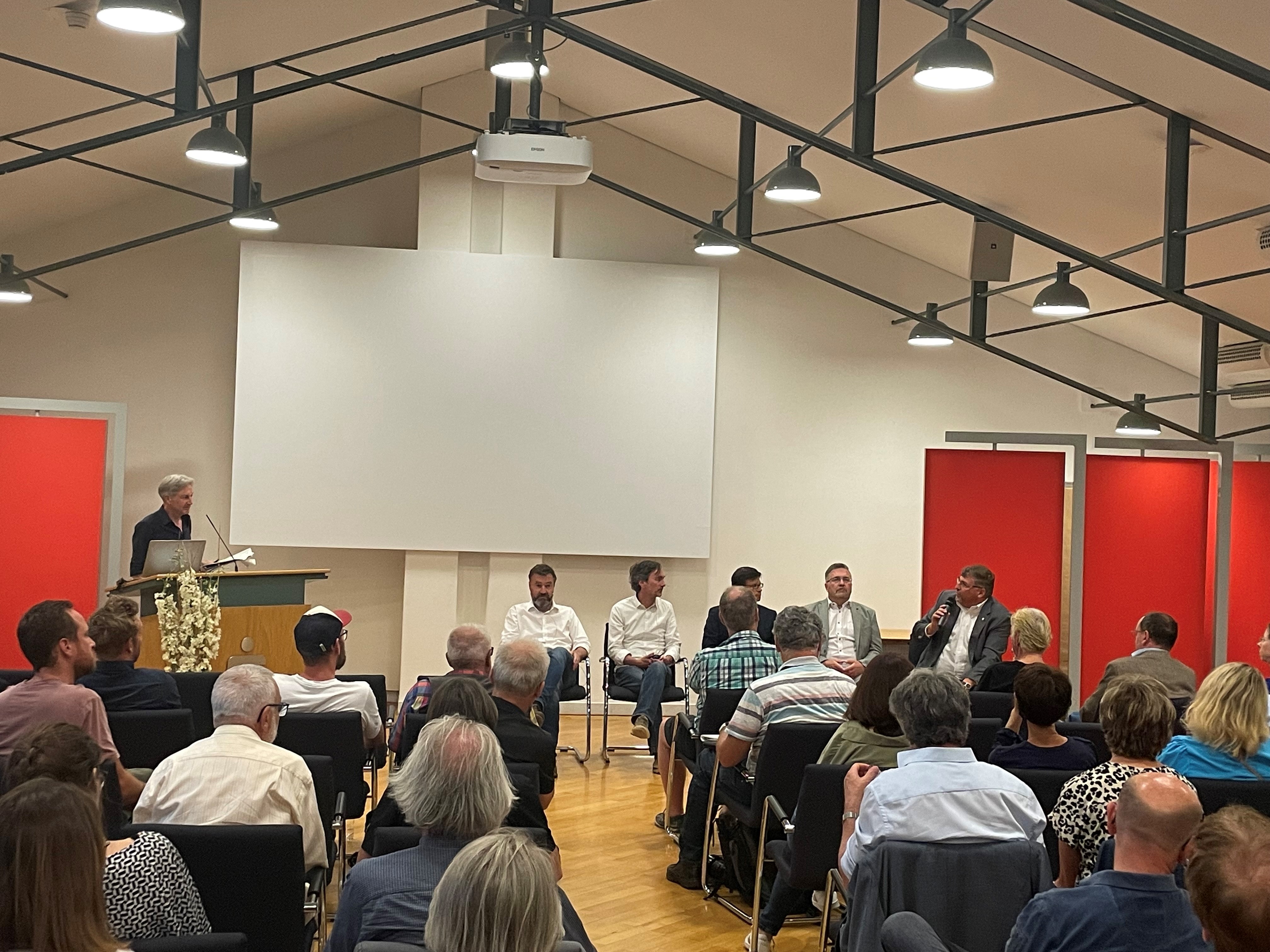 Diskussionsrunde beim Bürgerdialog im Sparkassensaal zum Thema „Einfach Bauen“