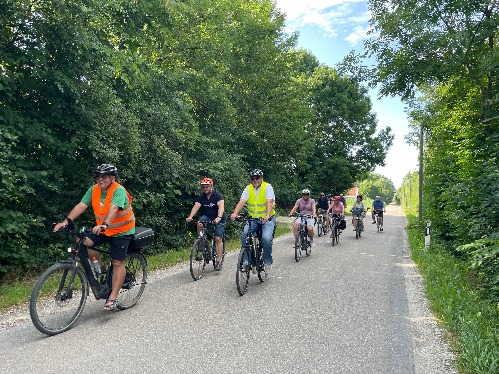 Die Radgruppe auf dem Weg durch den Landkreis