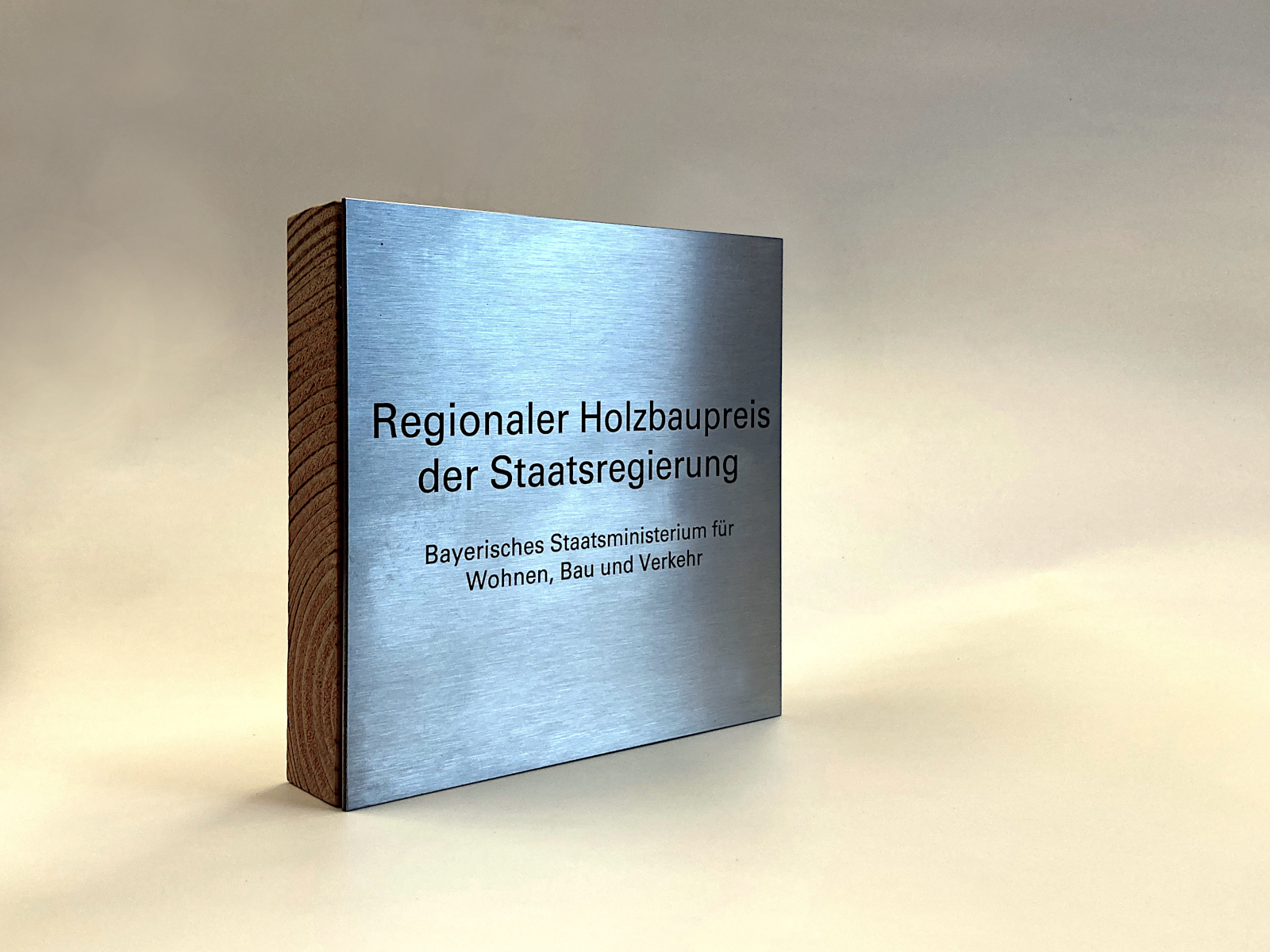 Die Plakette der Auszeichnung Holzbaupreis Bayern
