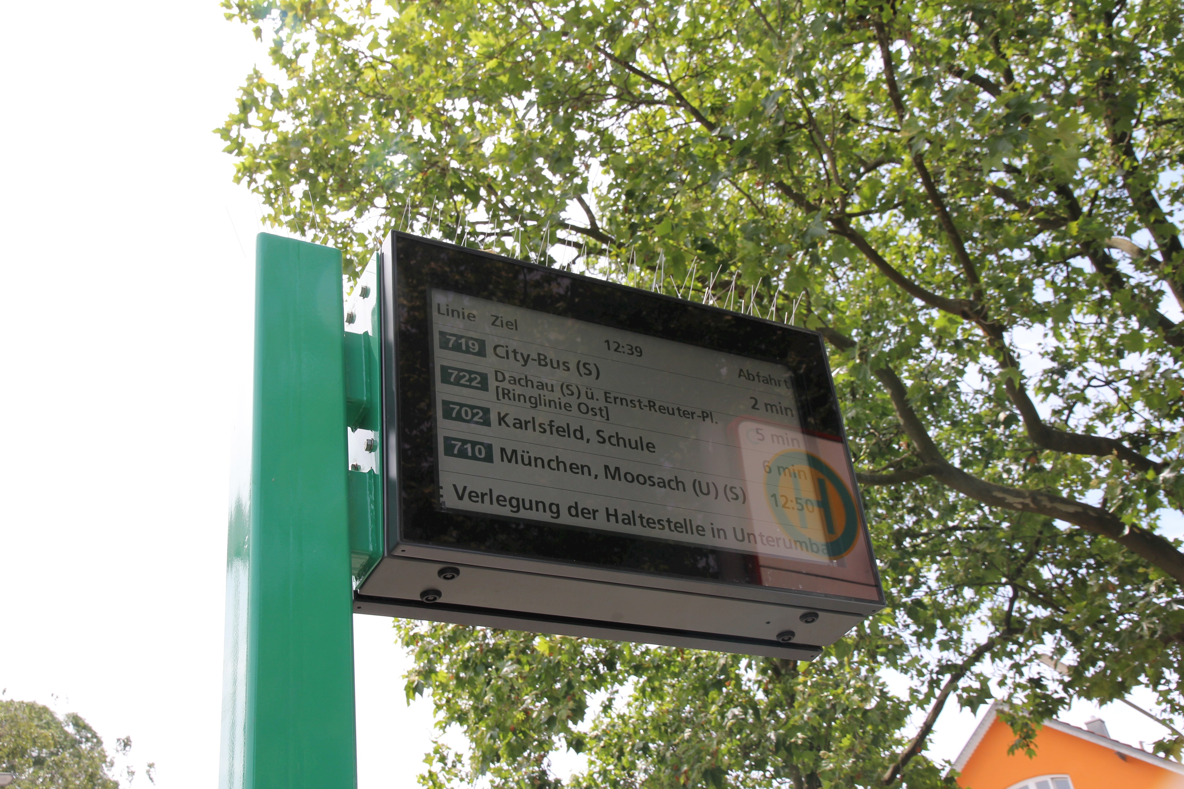 Erste digitale Fahrgastanzeigen am Dachauer Busbahnhof 