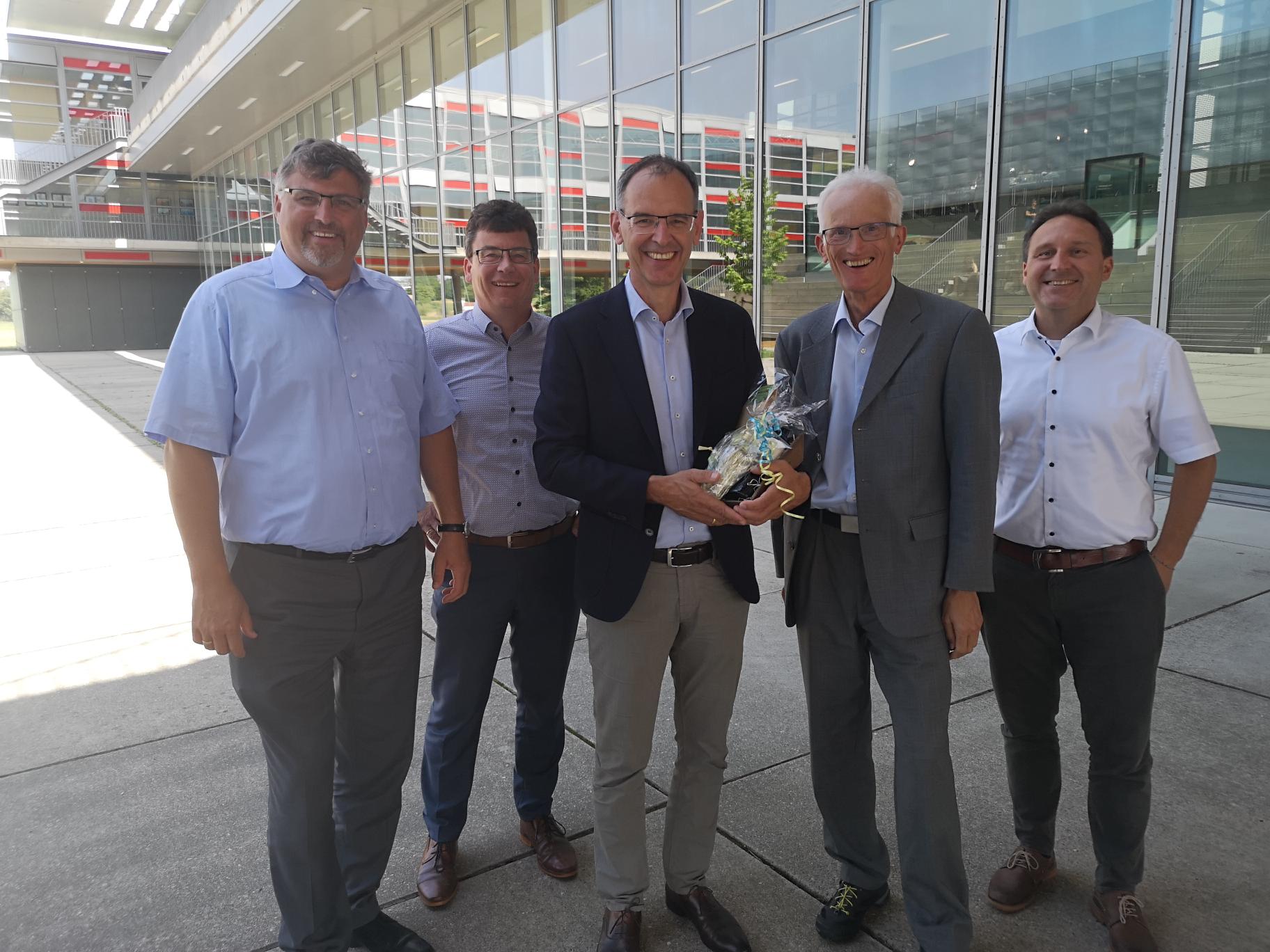 Landrat Löwl, Bürgermeister Obesser, Gerd Müller und Albert bei ihrem Abschiedsbesuch bei Thomas Höhenleitner, der nach 10 Jahren das Gymnasium Markt Indersdorf zum Schuljahresende verlässt.