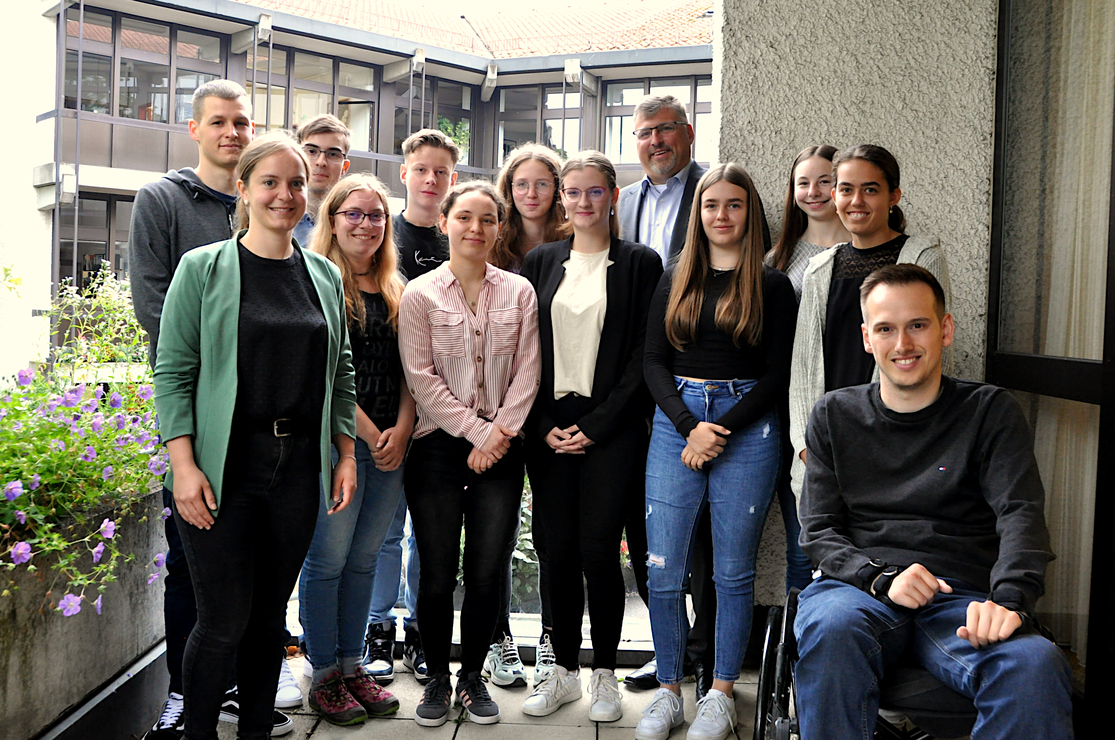 Erstes Treffen der künftigen Auszubildenden und Studenten im Landratsamt mit den Ausbildungsbetreuern und Landrat Stefan Löwl