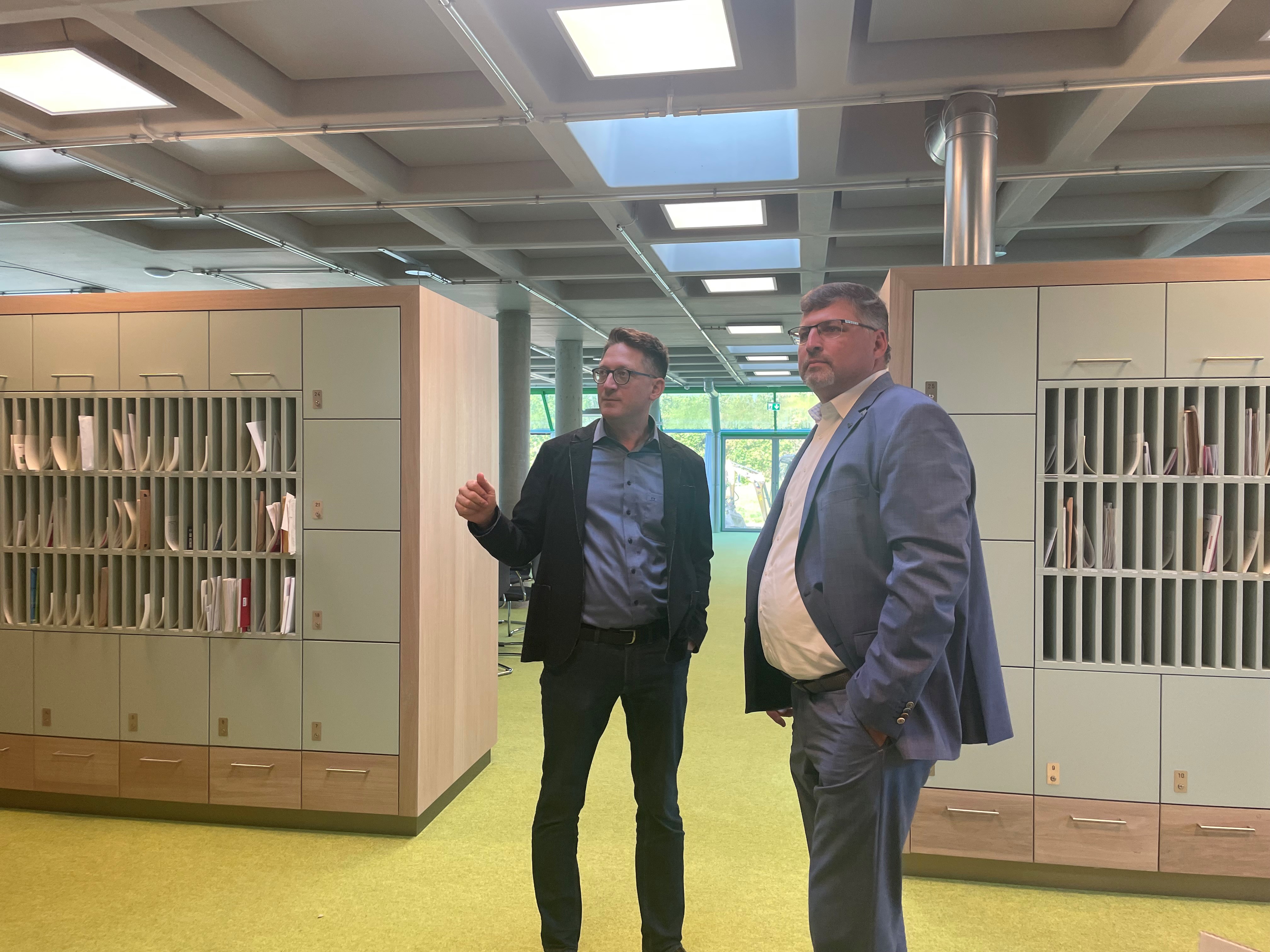 Landrat Stefan Löwl und Schulleiter Peter Mareis besichtigen den neuen Anbau am Joseph-Effner-Gymnasium
